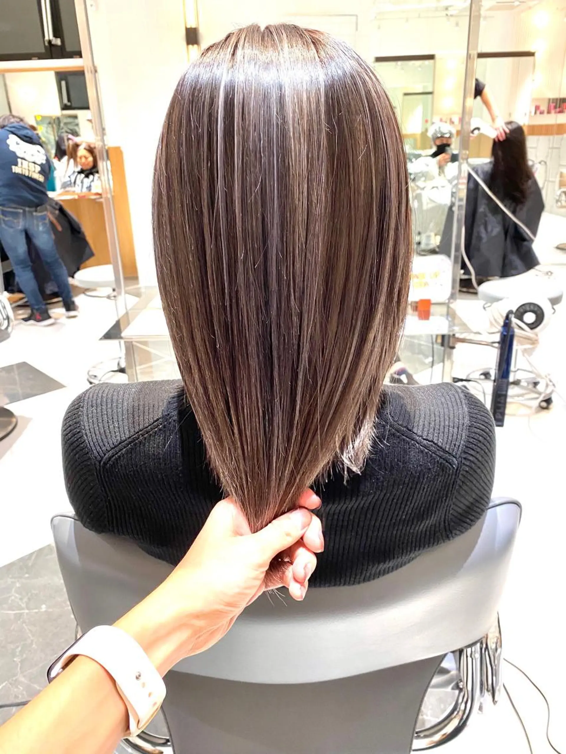 セミロング カラー グレージュ ハイライトカラー ハイライト 髪質改善 トリートメント カット ヘアカラー トリートメント 谷合 貴志のヘアスタイル