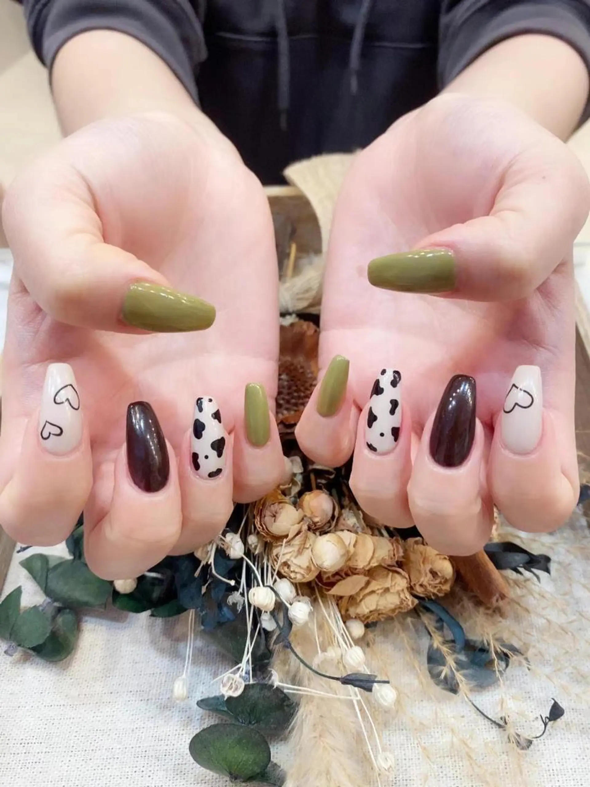 ネイル ブラウン グリーン ハート Babarla Nailのネイルデザイン