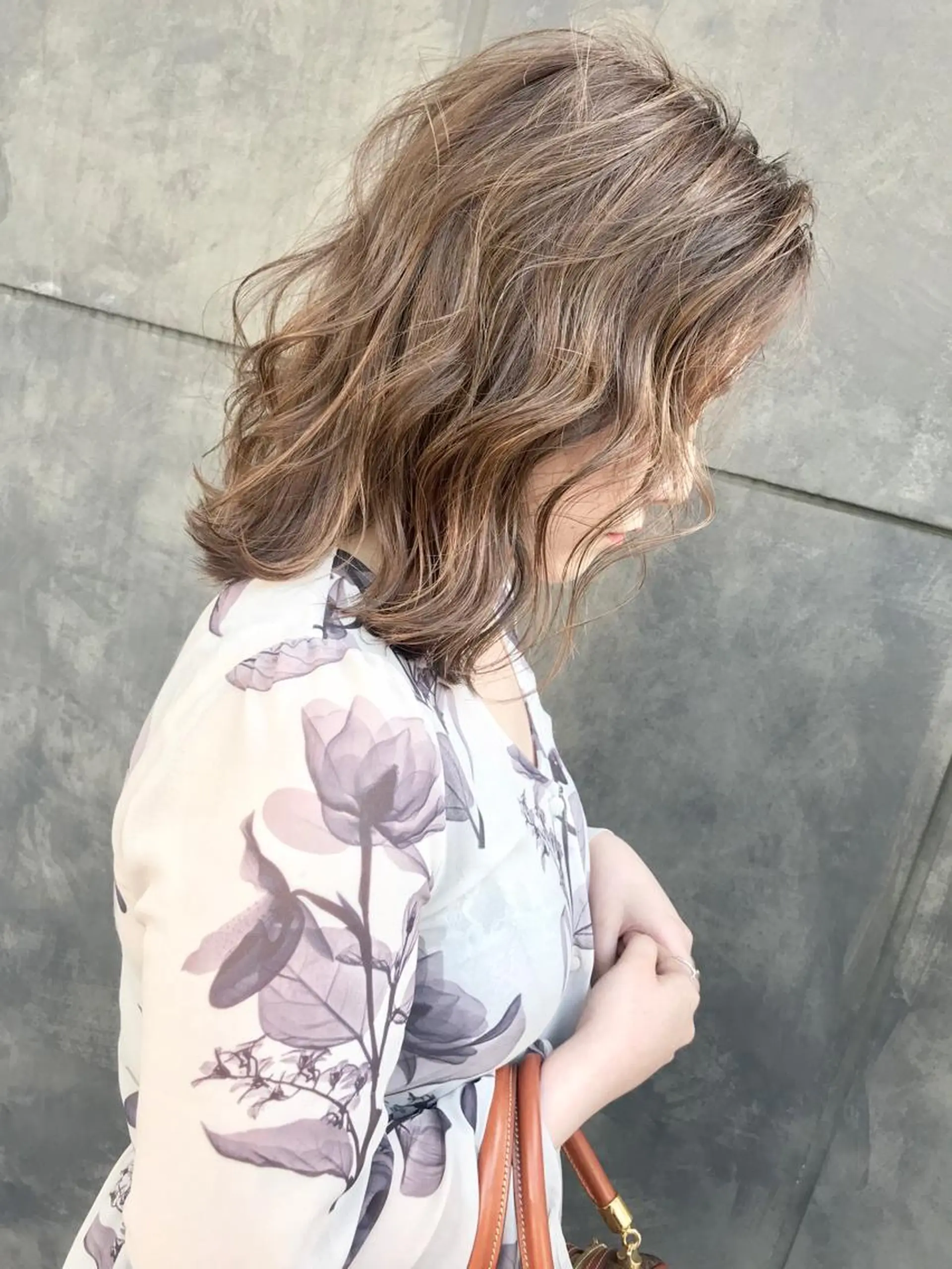 ミディアム カラー グレージュ TOMOYAレイヤー ブリーチ縮毛矯正のヘアスタイル