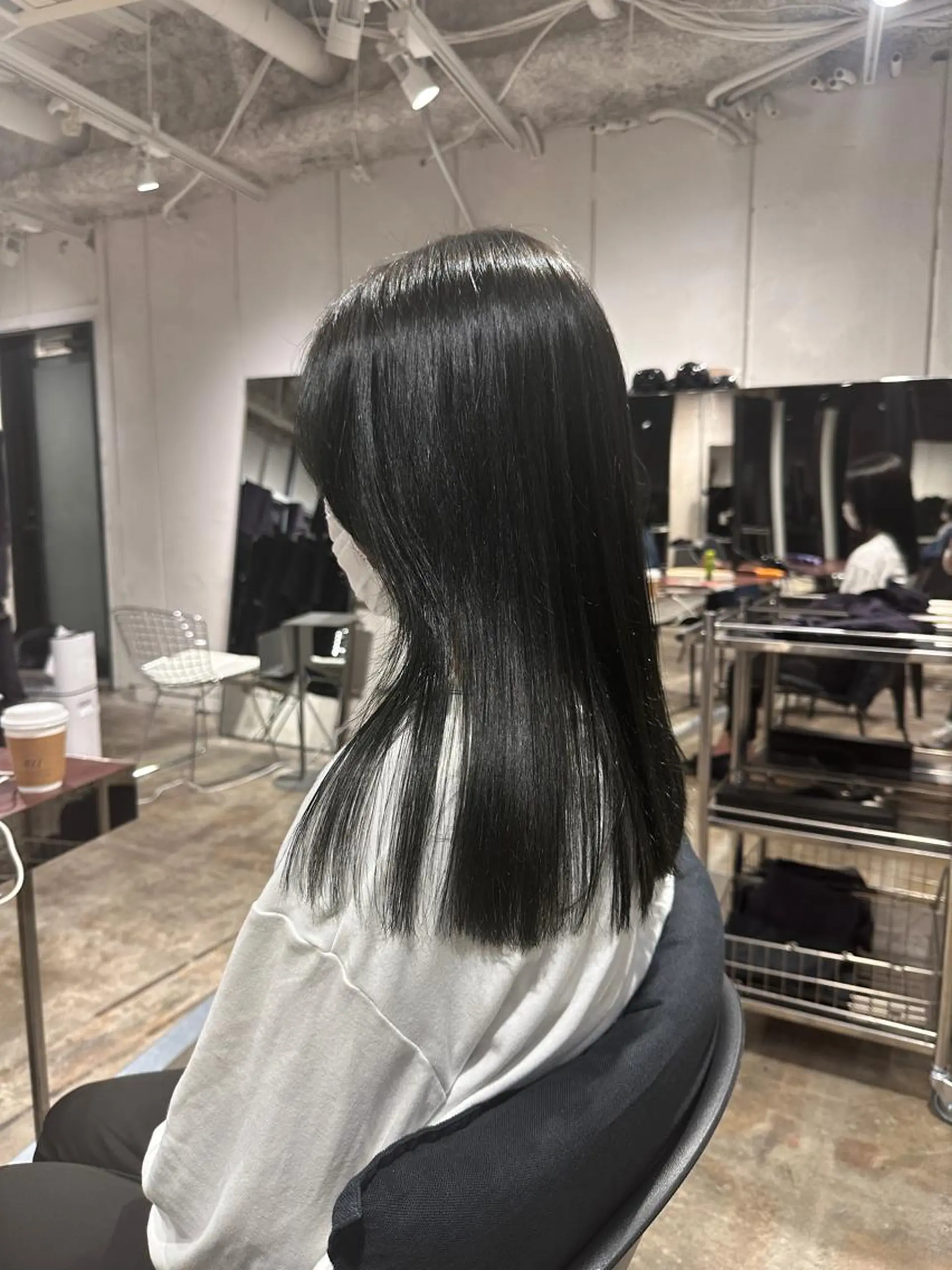 ロング カラー パーマ アッシュ 透明感カラー オリーブアッシュ トリートメント ストレートパーマ hina／似合わせ color／髪質改善のヘアスタイル