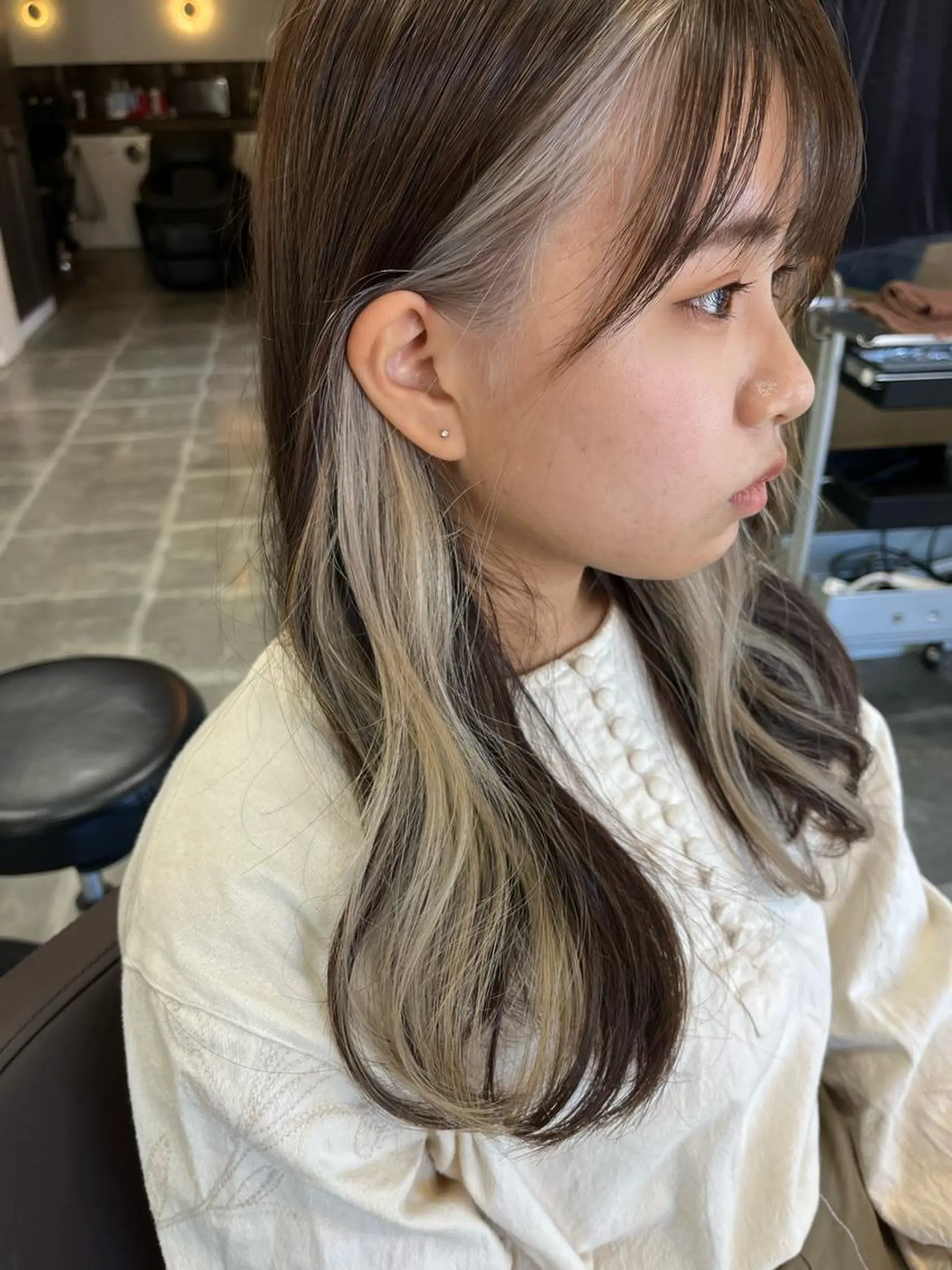 ミディアム カラー ヘアアレンジ ベージュカラー ダブルカラー イヤリングカラー インナーカラー ホワイトベージュ SALOWIN自由が丘所属・ヘッドスパ✨髪質ケア サロン🌿chacoのエステ・リラクイメージ
