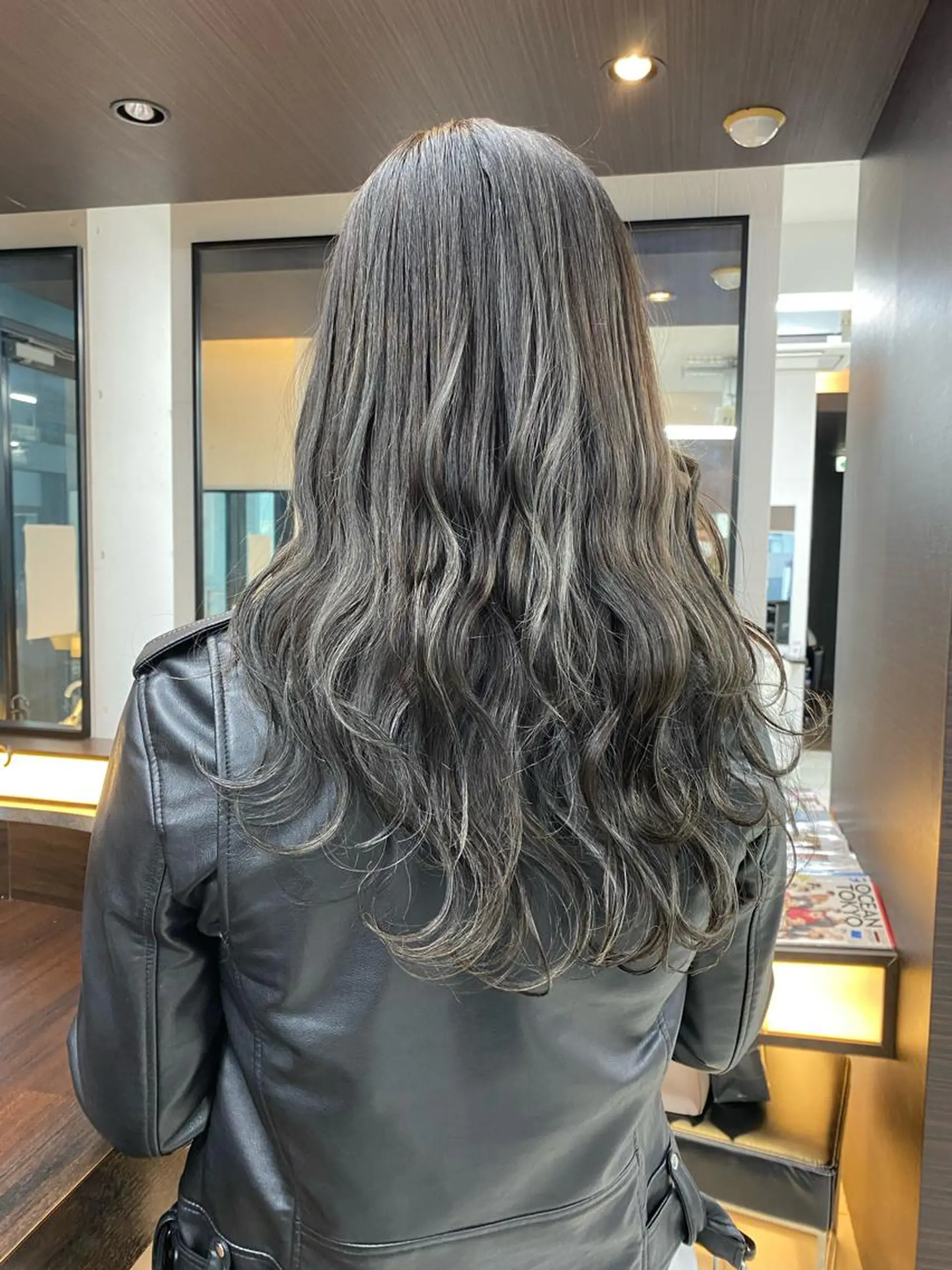 ロング ハイライト ヘアカラー 八谷 将平のヘアスタイル