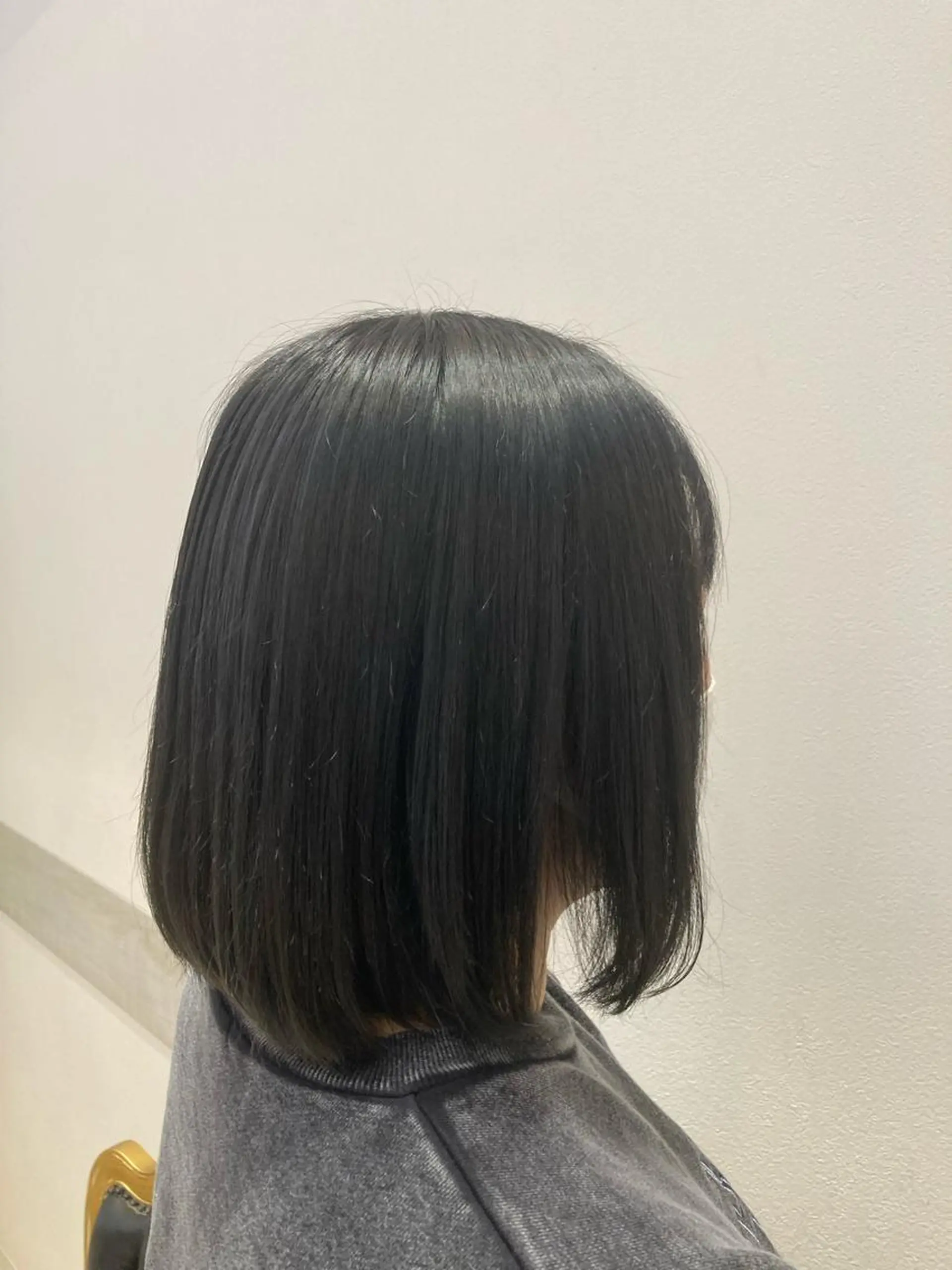 ショート カラー ダークグレー ボブ 佐藤 睦月のヘアスタイル