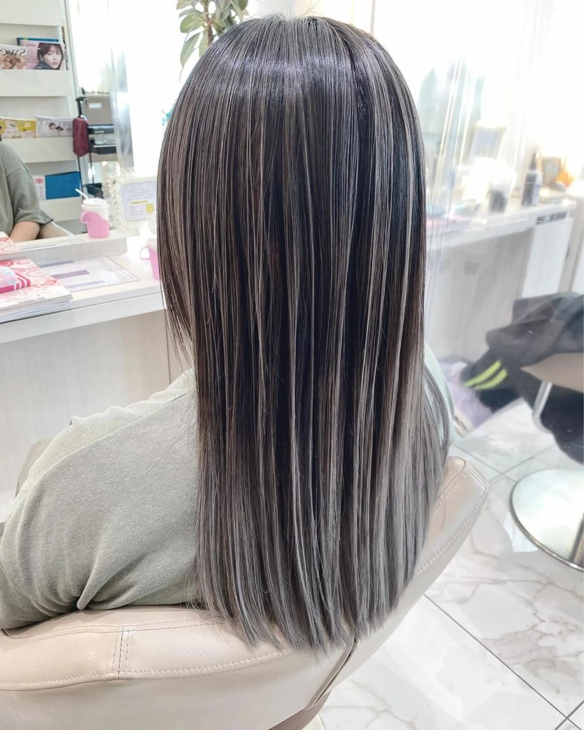 ロング カラー バレイヤージュ グレージュ 髪質改善 レイヤーカット カット ヘアカラー 山崎俊輔/髪質改善 /バレイヤージュのヘアスタイル