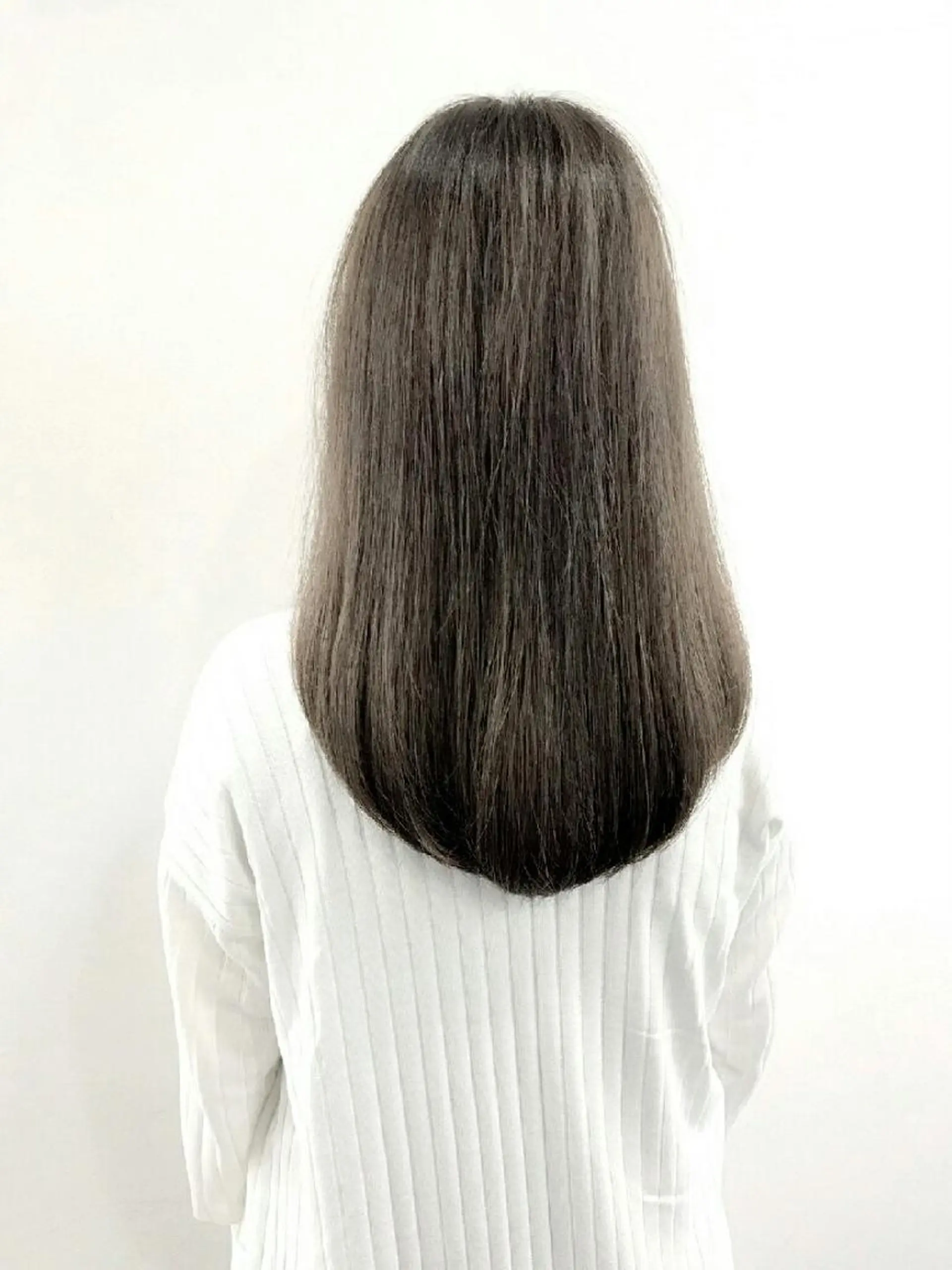 セミロング アッシュ Elsa エルサのヘアスタイル