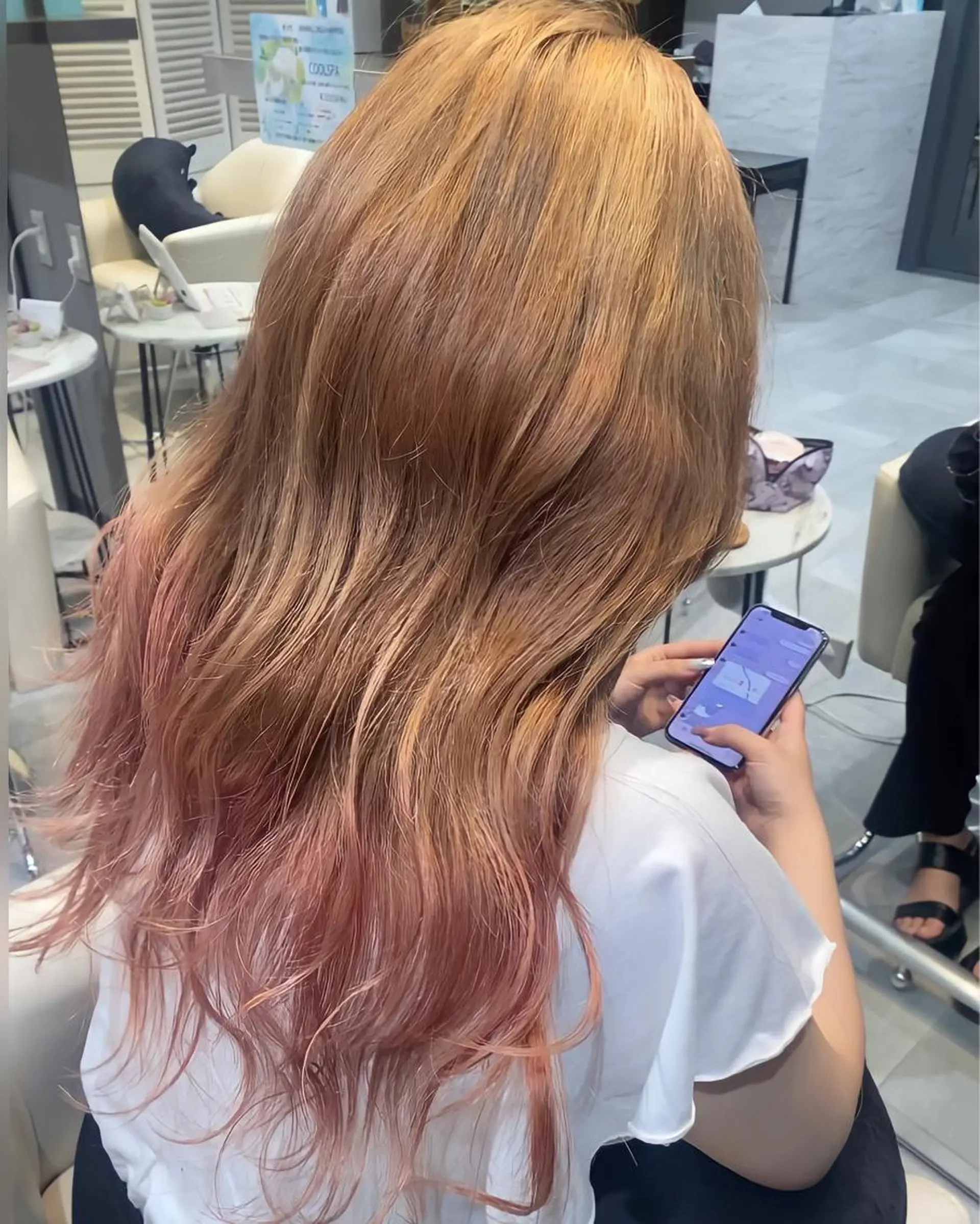 ロング カラー ベージュカラー グラデーションカラー ミルクティーベージュ ピンクカラー ブリーチなしカラー RURI🩵のヘアスタイル
