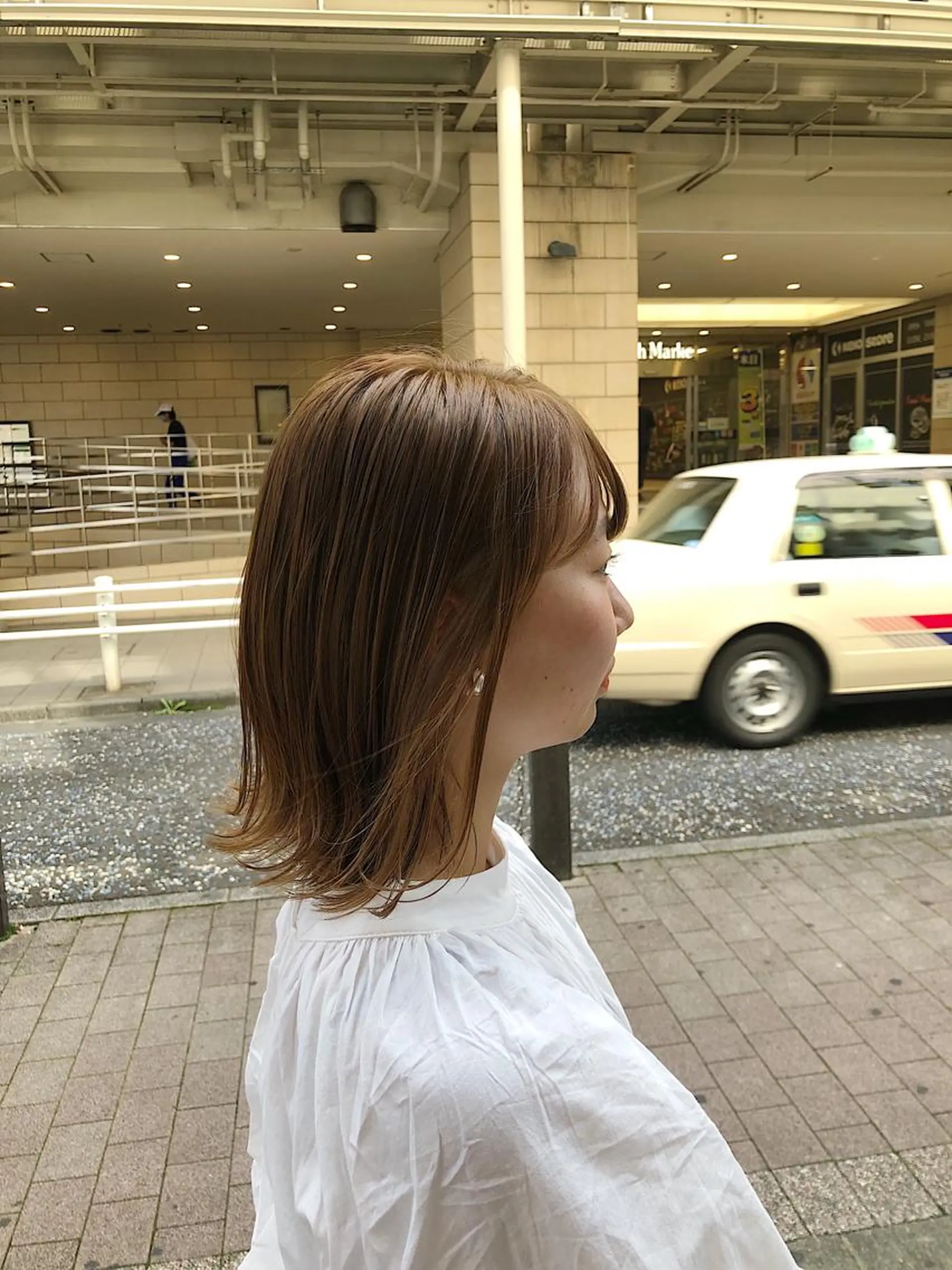 ショート カラー ベージュカラー ブリーチ ブリーチなしカラー 外ハネヘア カット ヘアカラー ノツコウダイ /ぱつっとボブのヘアスタイル