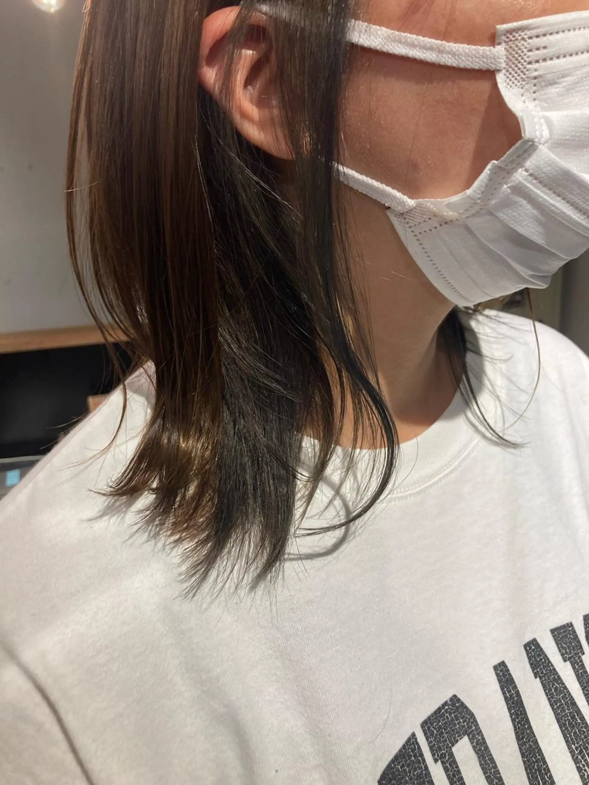 ミディアム カラー ブリーチ ダークグレー ハイライトカラー インナーカラー ハイライト まるやま ゆいかのヘアスタイル