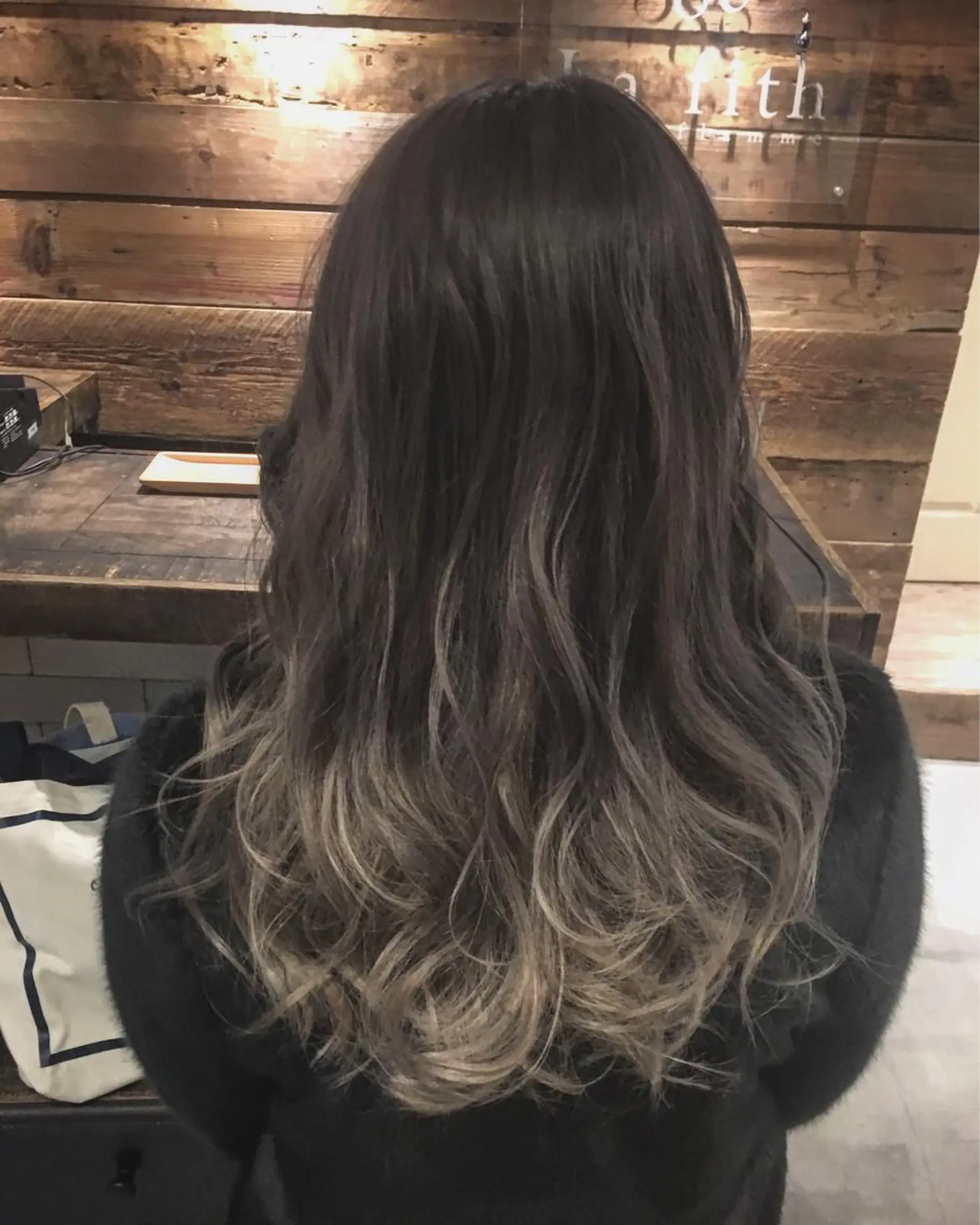 セミロング カラー アッシュ ブリーチ グラデーションカラー シルバー シルバーアッシュ lafith hair dope所属・[外国人風カラー] 田中健太のヘアスタイル