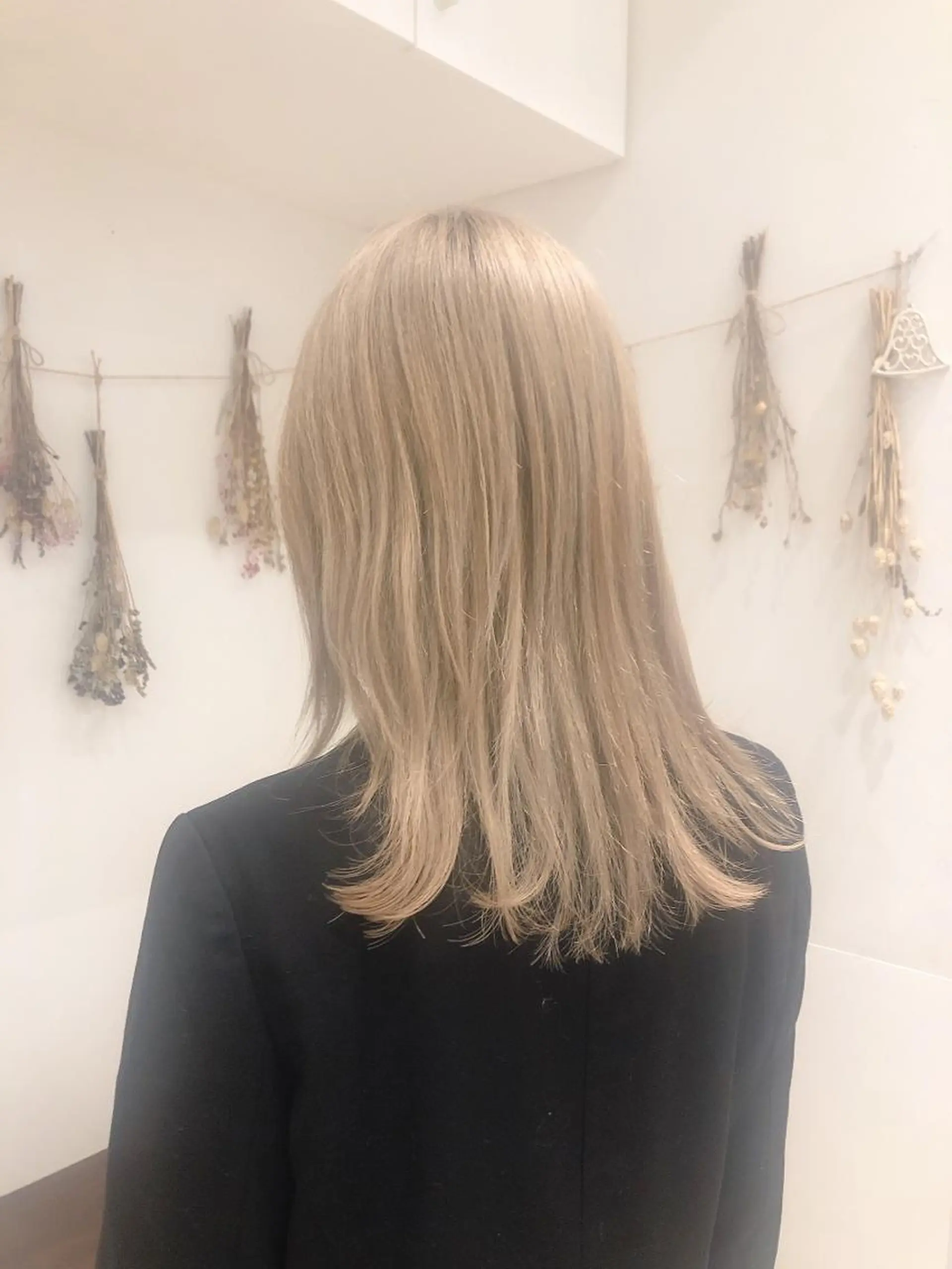 セミロング カラー ベージュカラー ブリーチ ホワイトベージュ はだゆうき @hadadan08のヘアスタイル