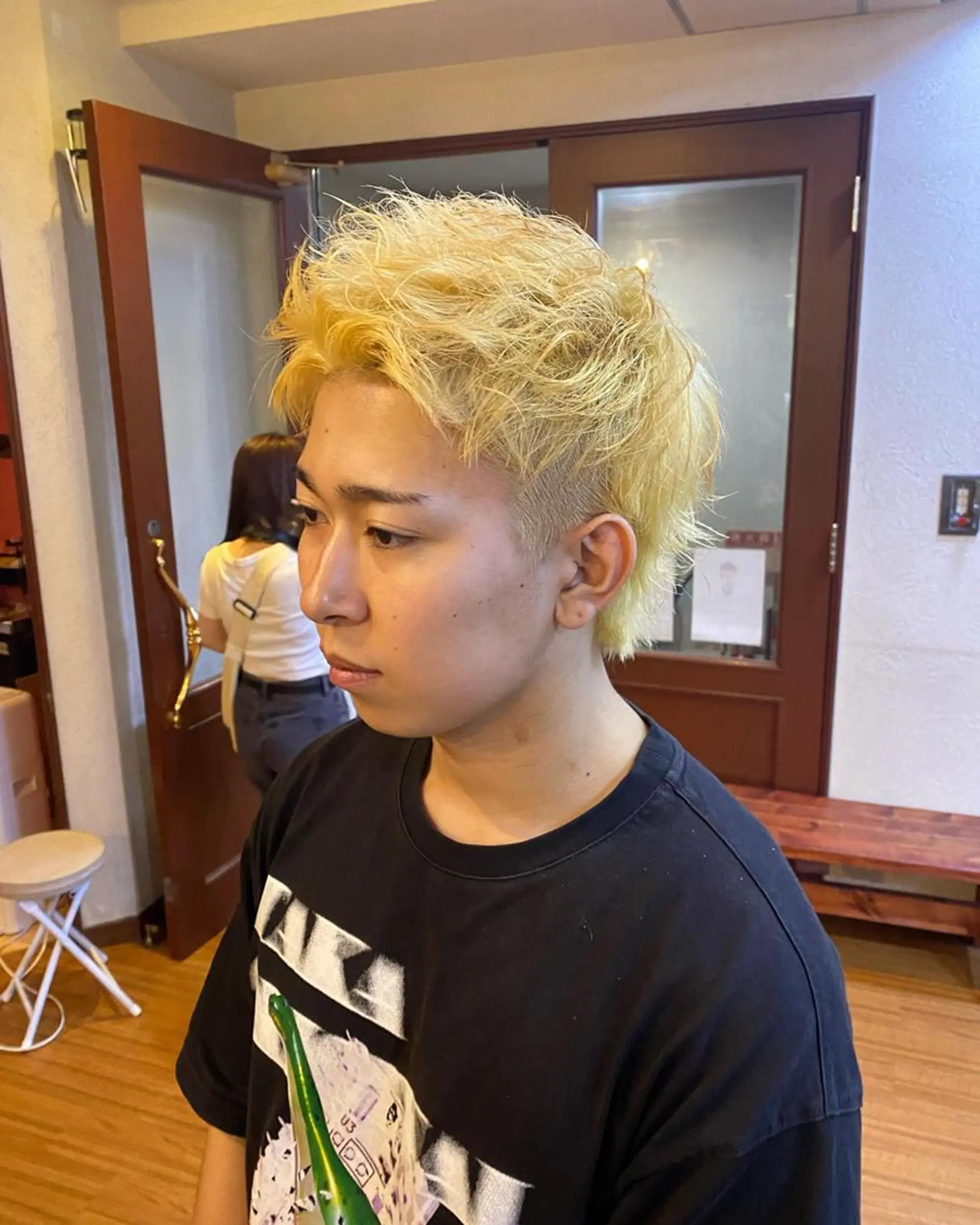 ミディアム カラー メンズ メンズウルフカット 抜きっぱなしブロンド ウルフカット ヘアカラー 【阪急六甲 サロン ド ロイ】所属・メンズ特化 岸本 阪急六甲サロンドロイのヘアスタイル