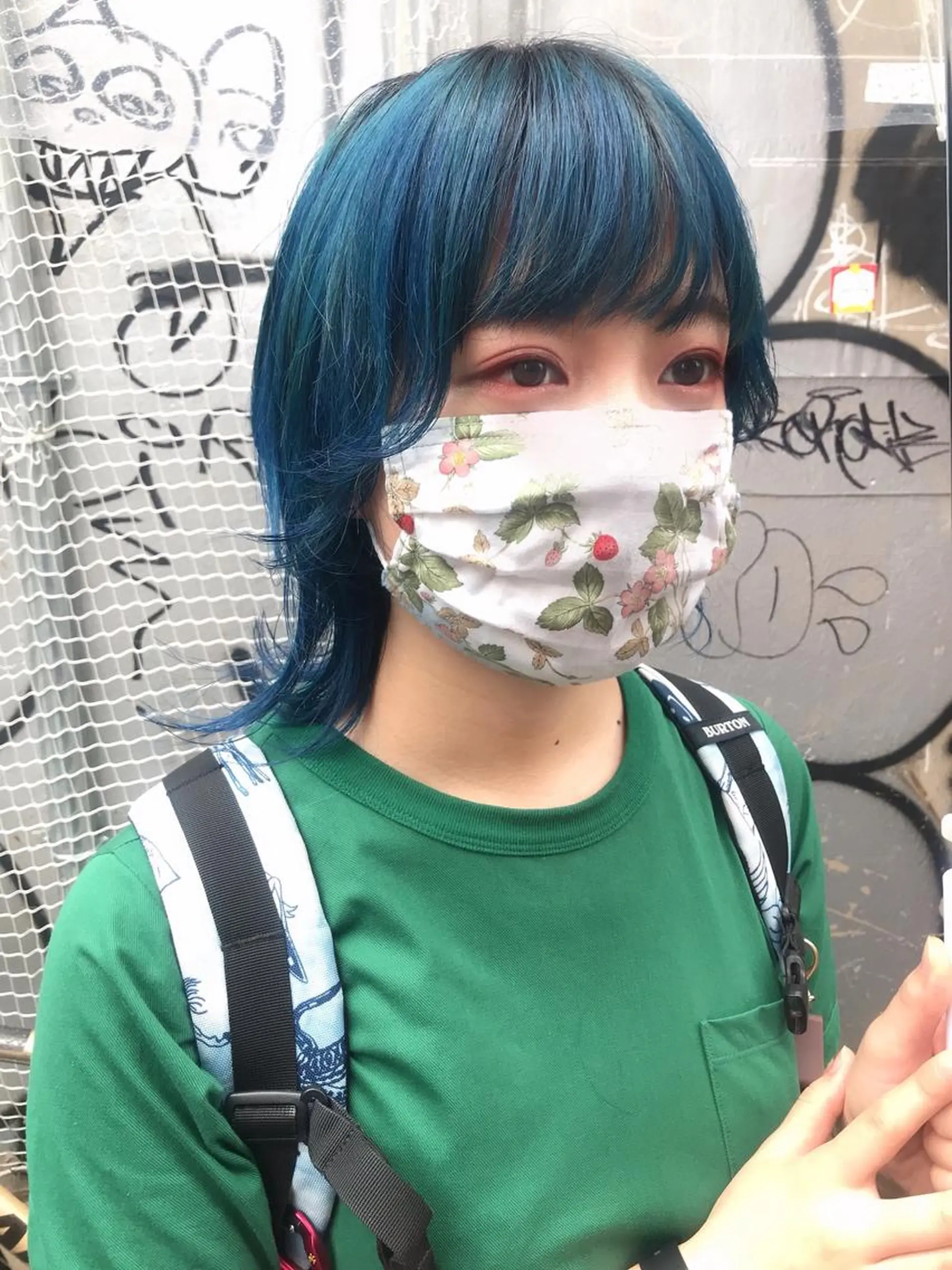 ミディアム カラー ブルーカラー グラデーションカラー ウルフカット ホワイト&レイヤーカ ットエクステ長畠俊輔のヘアスタイル