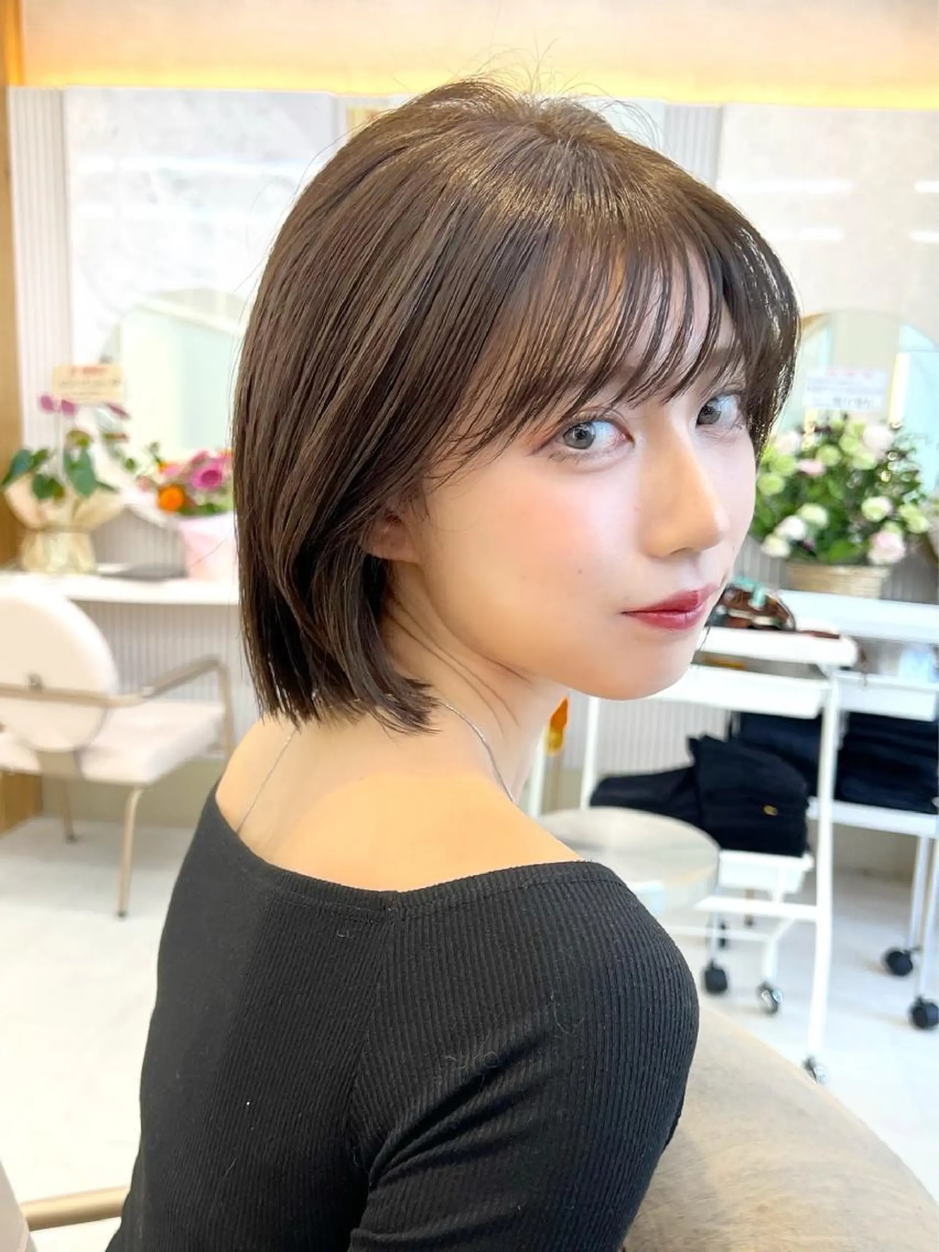 ミディアム カラー 切りっぱなしボブ ベージュカラー ブリーチ グレージュ ハイトーンカラー カット ヘアカラー トリートメント ニュアンスレイヤー ハイトーンカラーのヘアスタイル