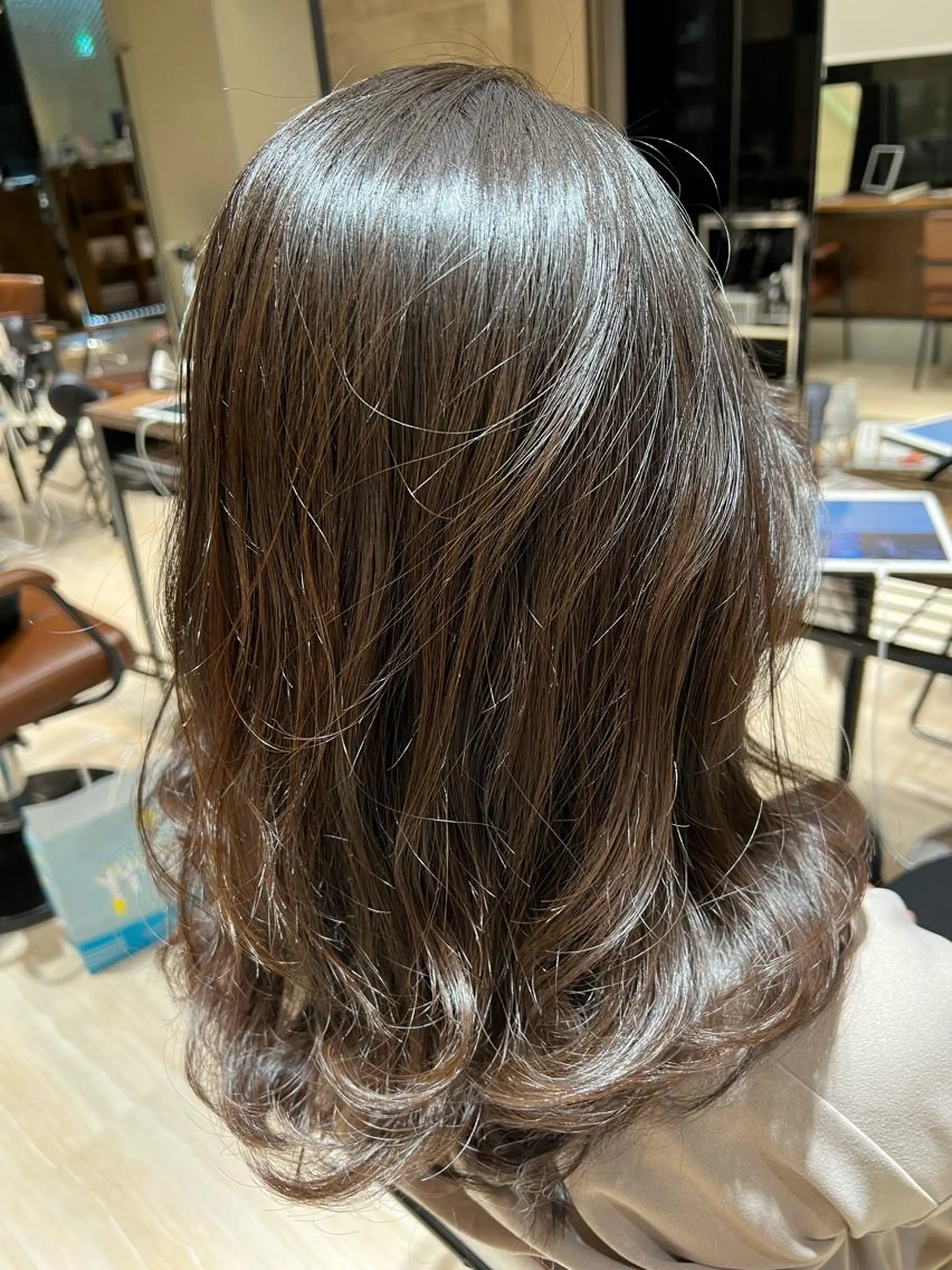 ミディアム レイヤーカット Qmee所属・Shun 透明感カラ ー/似合わせカットのヘアスタイル