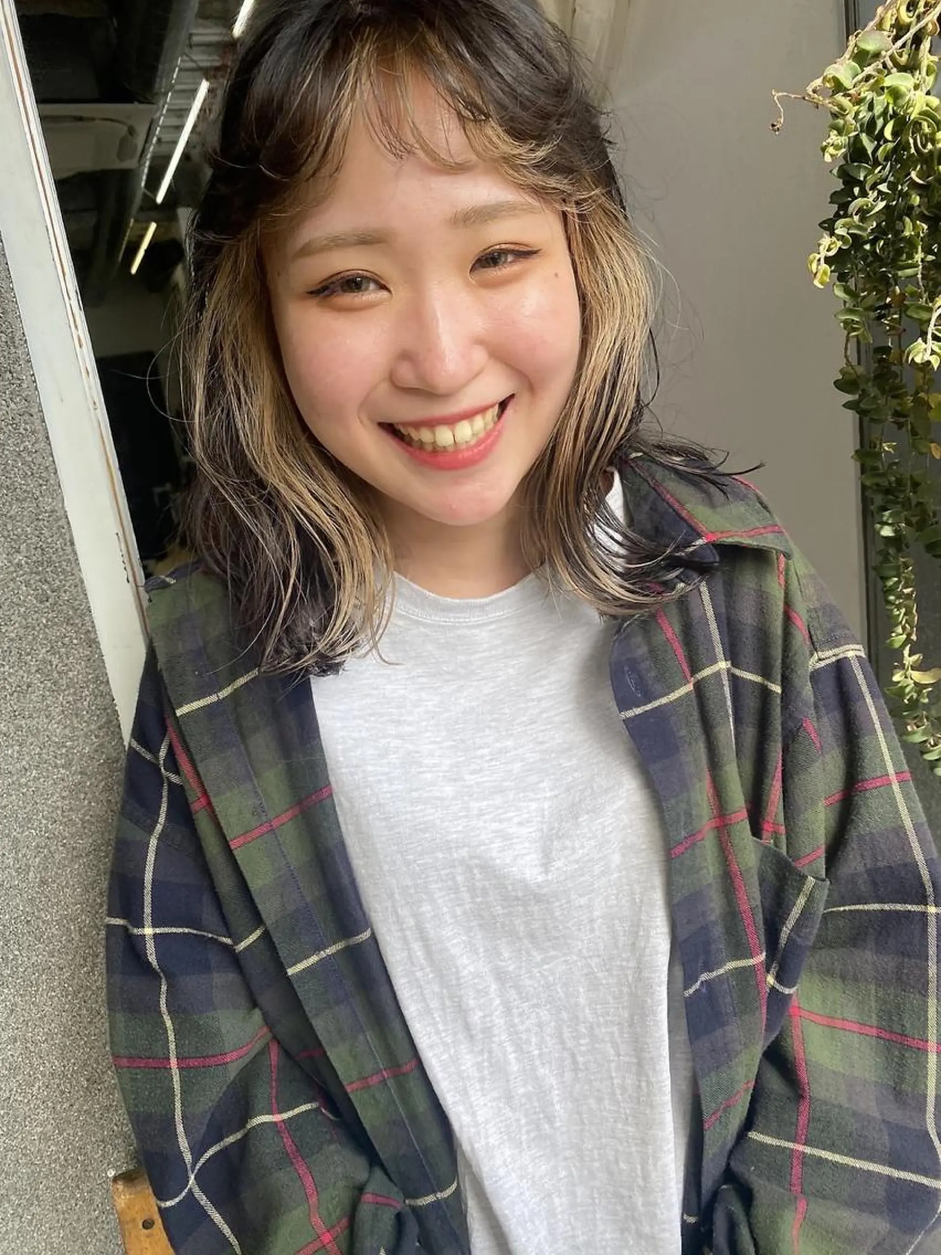 ミディアム カラー ヘアカラー トリートメント ハイライト /イヤリングカラーのヘアスタイル