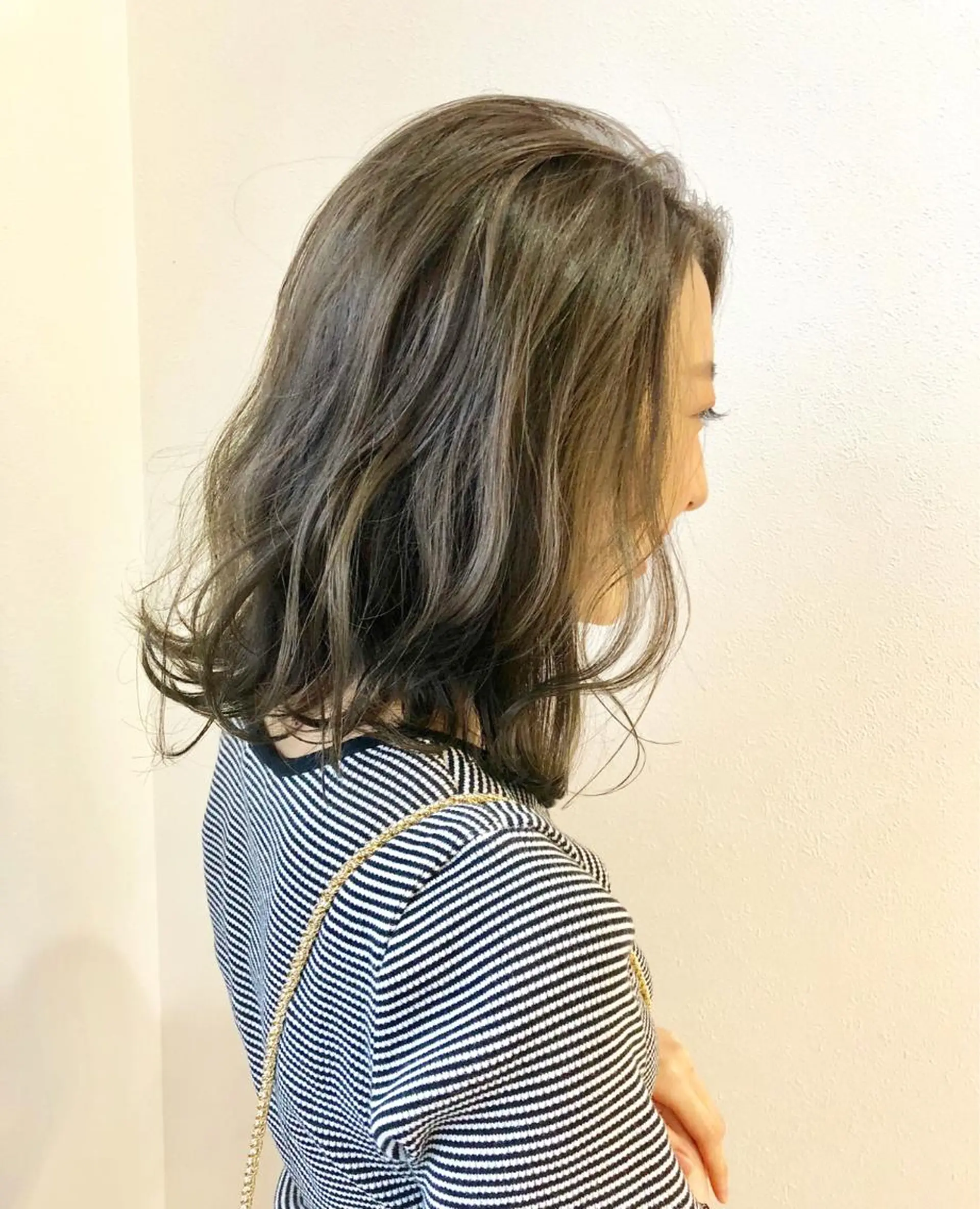 ミディアム カラー 透明感カラー グレージュ イルミナカラー カーキグレージュ カット ヘアカラー トリートメント 岩田 萌那のヘアスタイル
