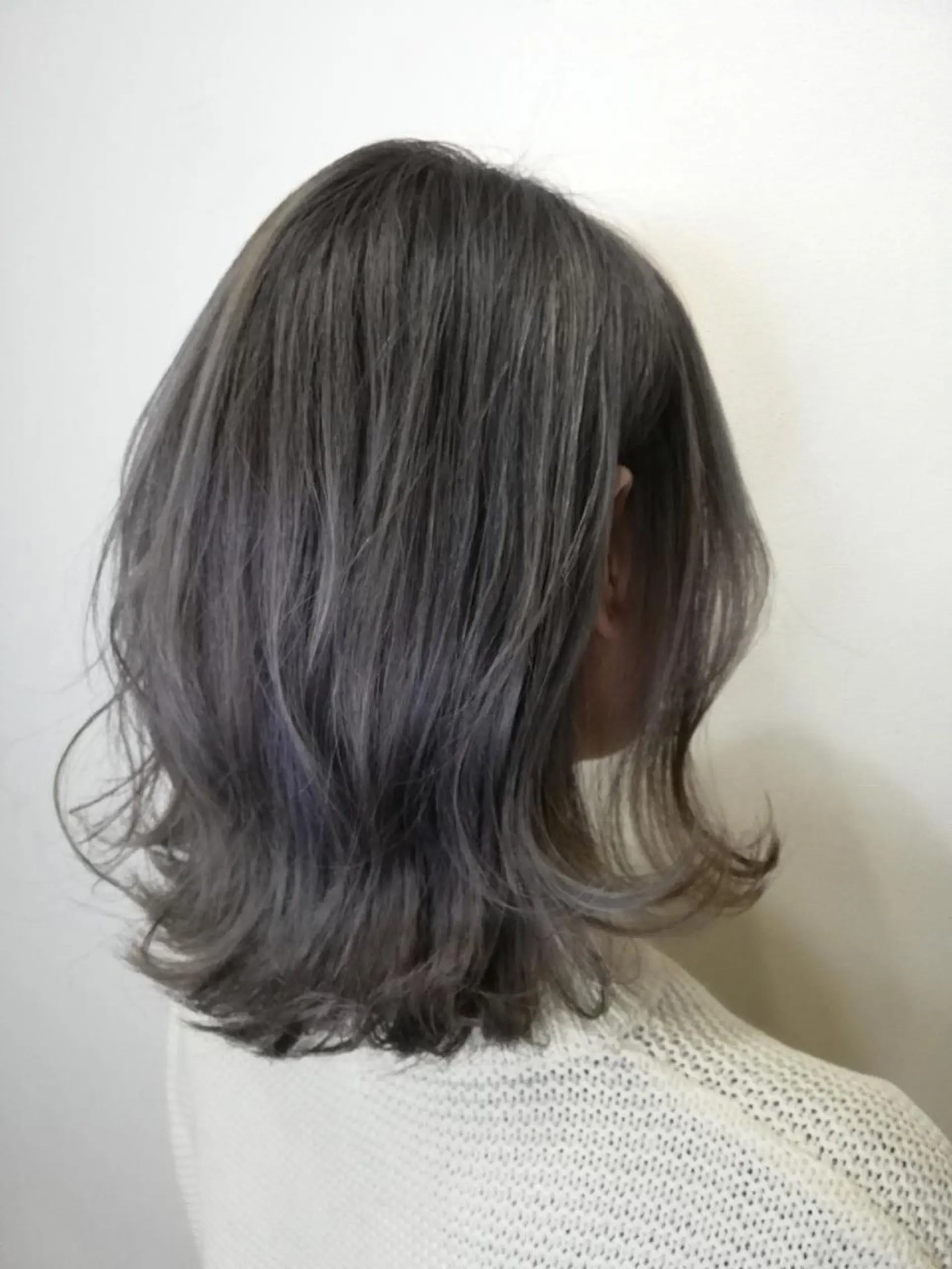 ミディアム カラー アッシュ アッシュグレー ブリーチ 北山 なるみのヘアスタイル