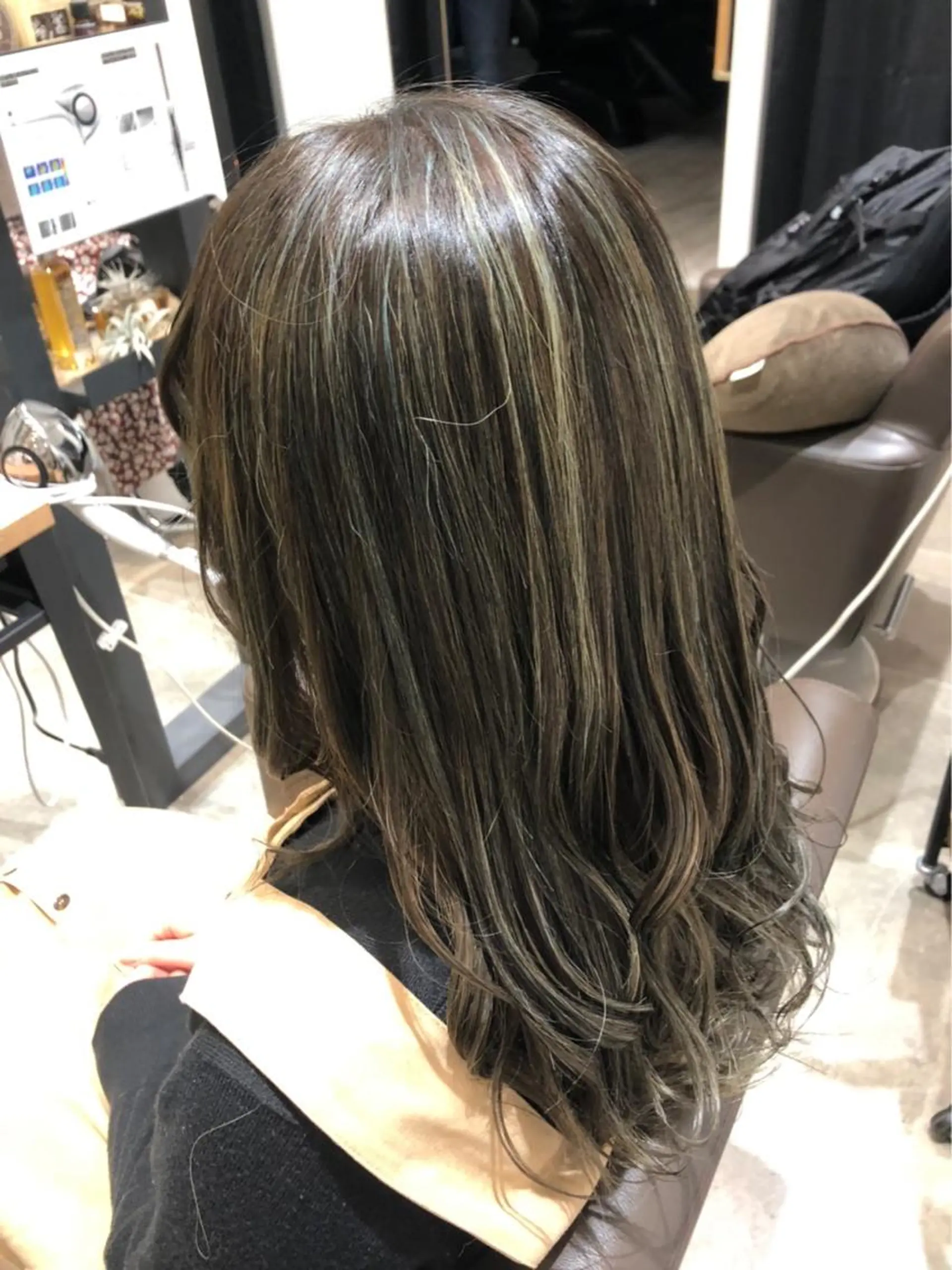 ロング カラー グレージュ ハイライトカラー オリーブグレージュ オリーブグレー ハイライト 高木 櫻のヘアスタイル