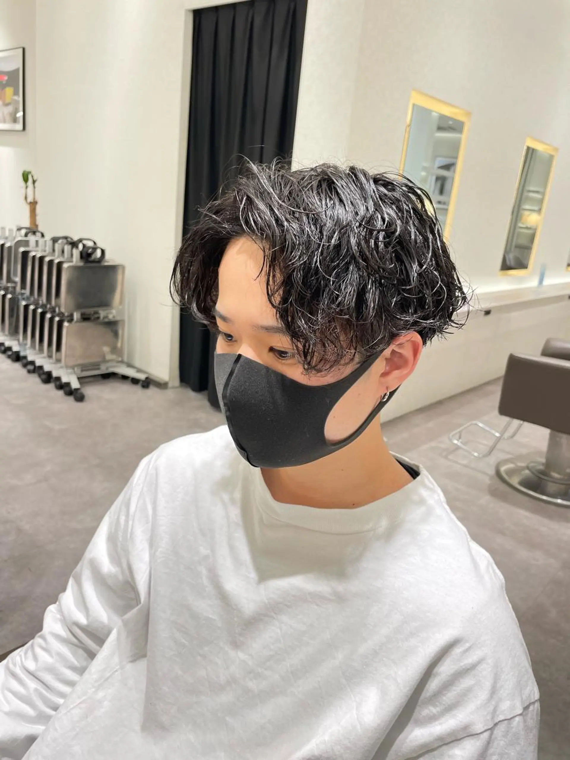 ショート パーマ メンズ メンズブリーチ メンズハイライト メンズメッシュ メンズパーマ メンズツイストパーマ カット パーマ メンズ特化店長✨ 9/9空き◎岡本一真のヘアスタイル