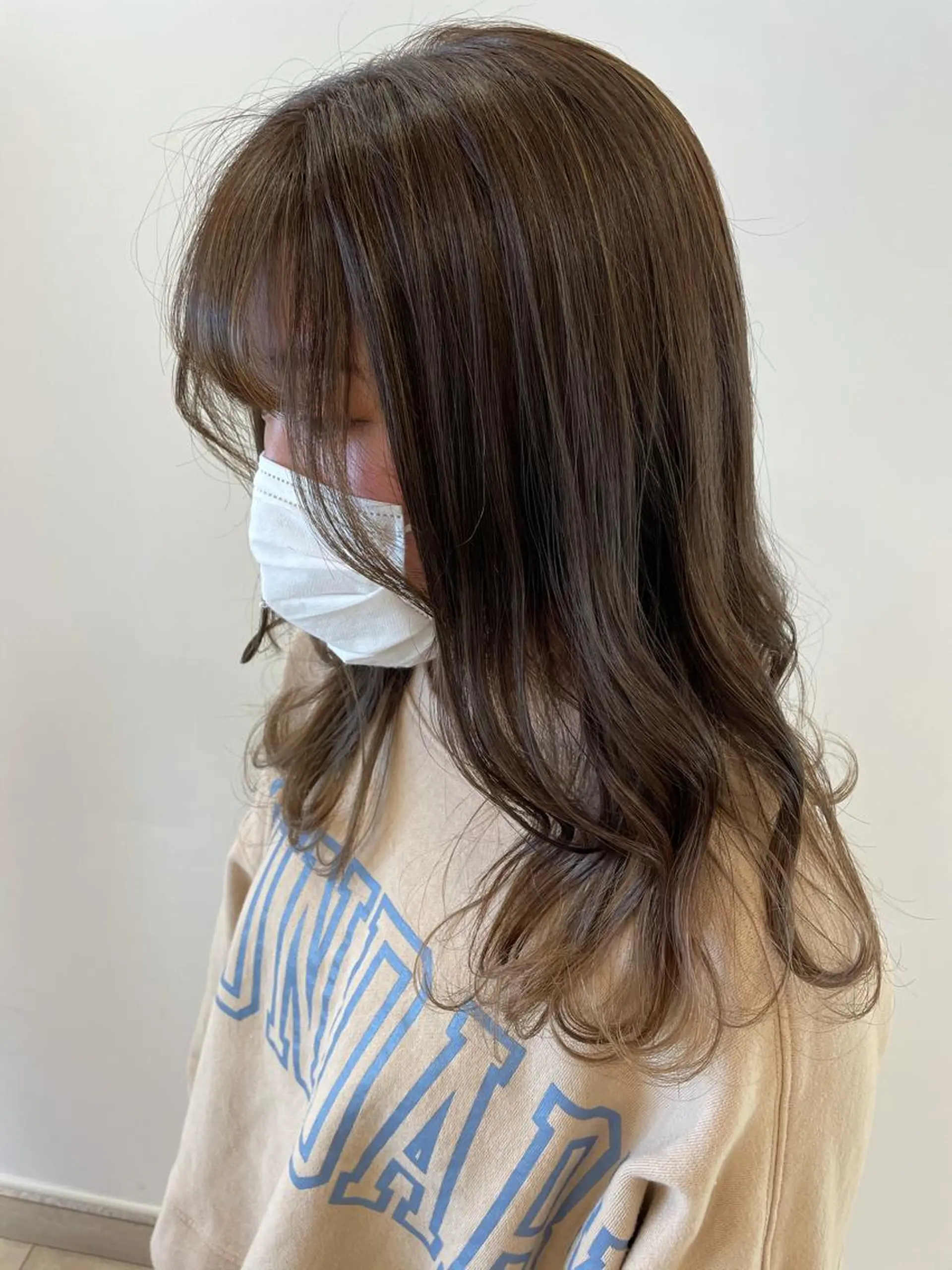 ロング カラー ヘアカラー ヘッドスパ 顔まわりカット✄ ベージュカラー🧸のヘアスタイル