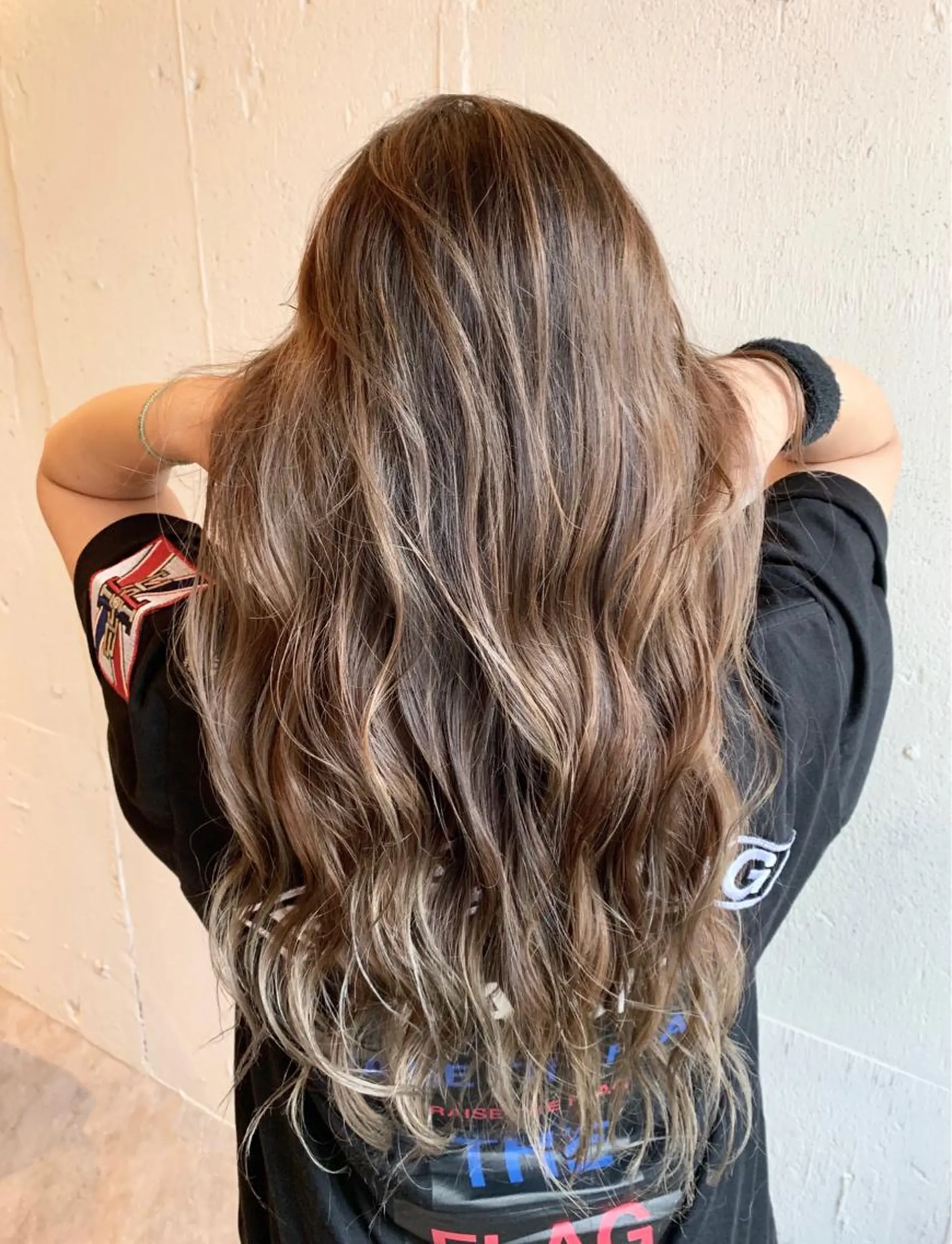 ロング カラー バレイヤージュ ベージュカラー かきあげバング レイヤーカット ヘアカラー 💈平島 拓也💈のヘアスタイル