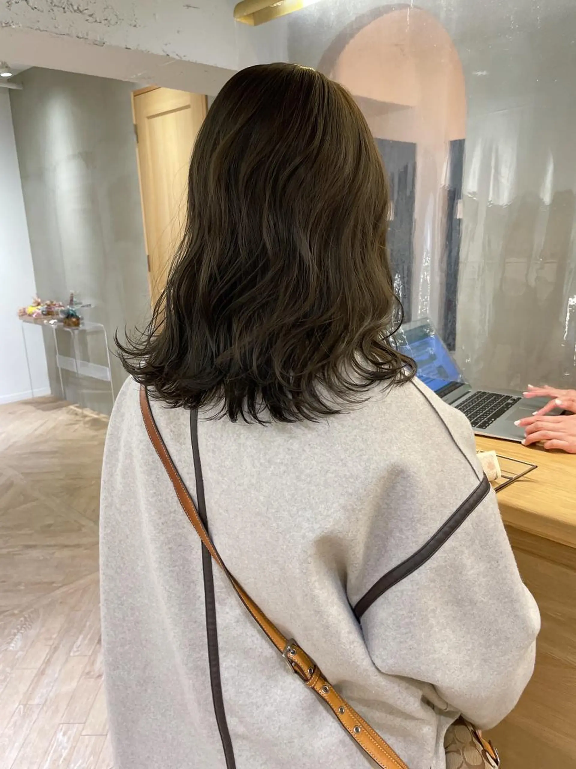 ミディアム カラー ベージュカラー ブリーチ ケアブリーチ ダブルカラー イヤリングカラー センターパート 田形清流のヘアスタイル