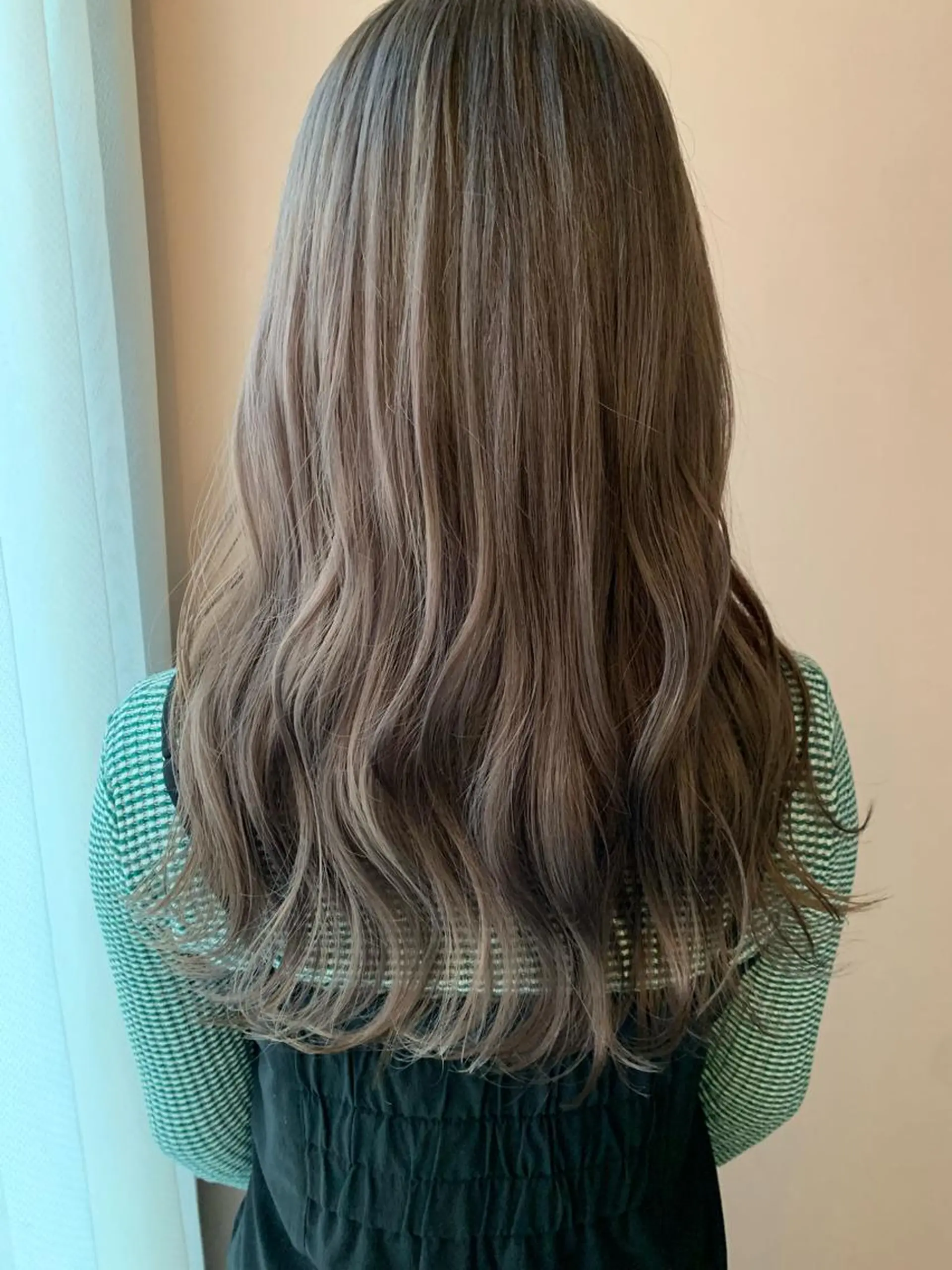 ロング カラー ブリーチ グレージュ ミルクティーグレージュ カット ヘアカラー トリートメント hub hair レイヤー/透明感のヘアスタイル