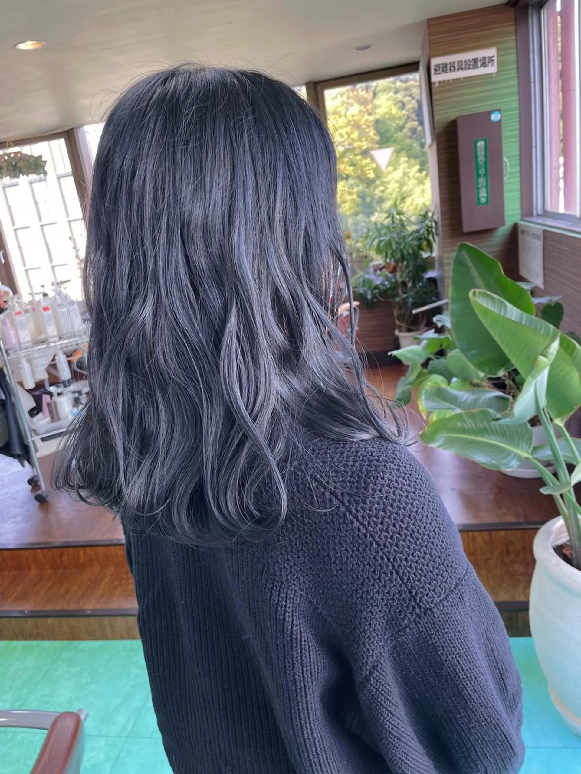 セミロング カラー アッシュ ブルーカラー ブルーアッシュ カット ヘアカラー 土居 正季のヘアスタイル