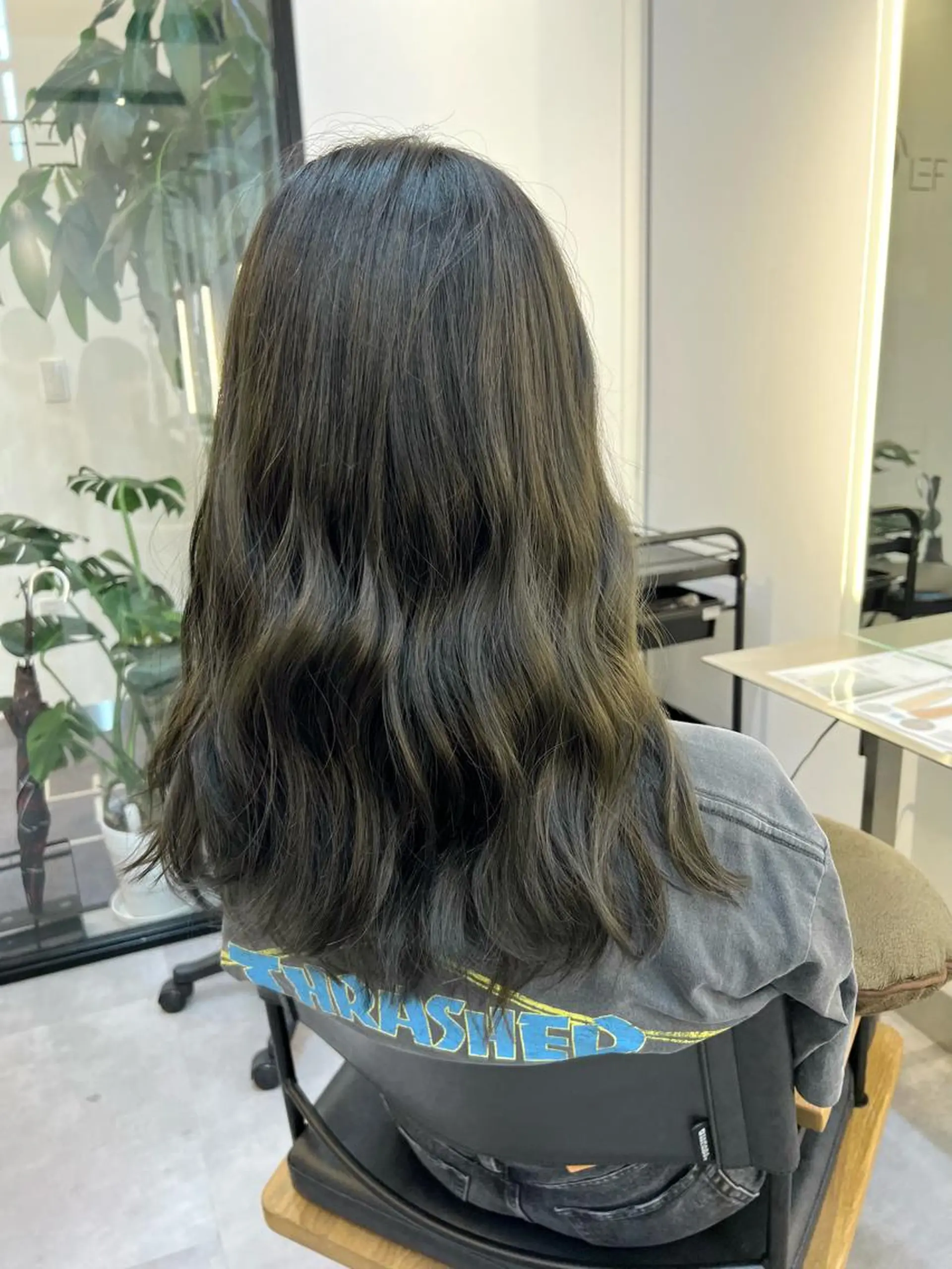 ロング カラー オリーブカラー 丸田 美沙希のヘアスタイル