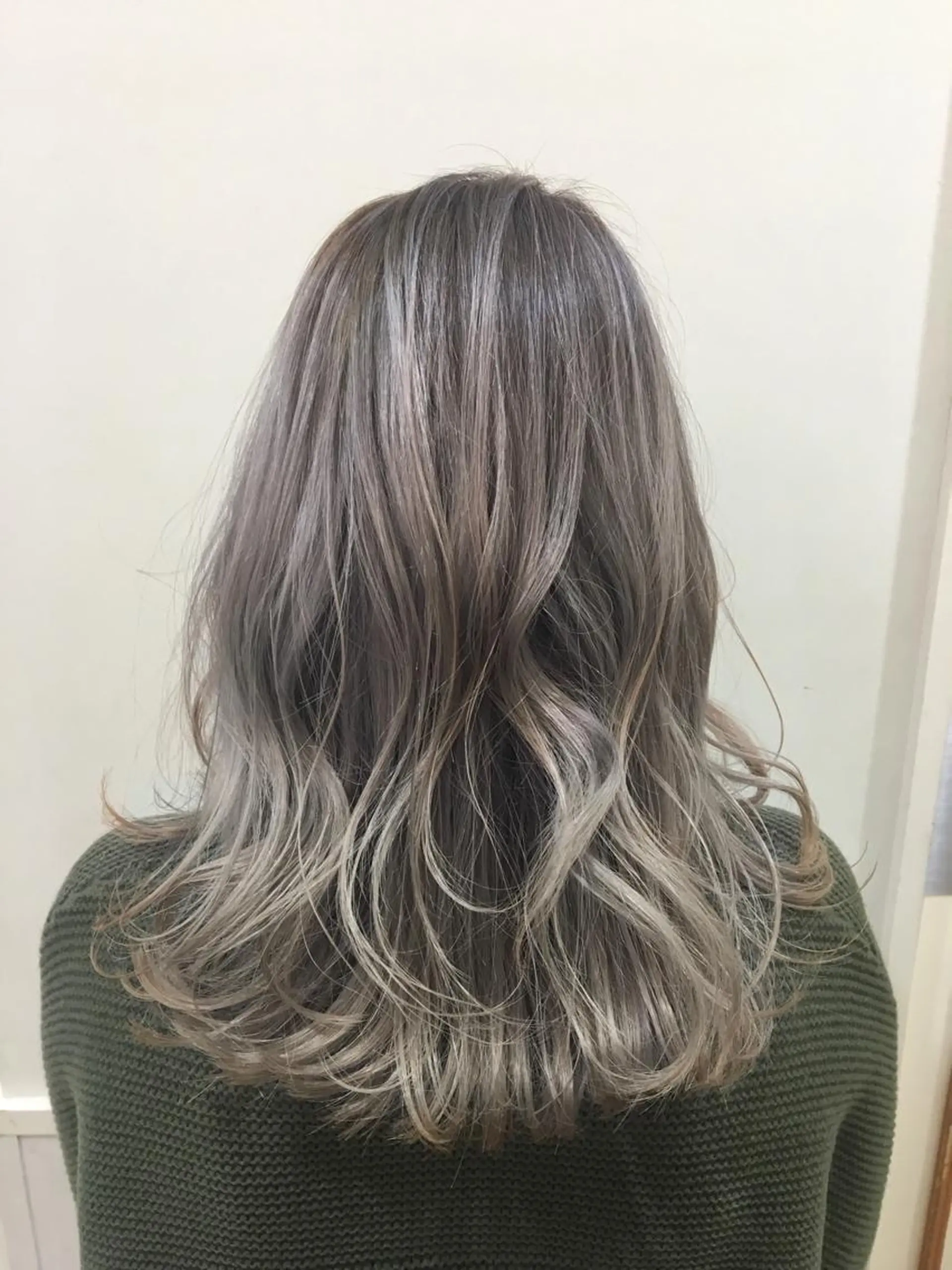 ミディアム カラー アッシュ ベージュカラー ブリーチ グラデーションカラー カット ヘアカラー トリートメント ぱつっとボブ/ 小野あかねのヘアスタイル