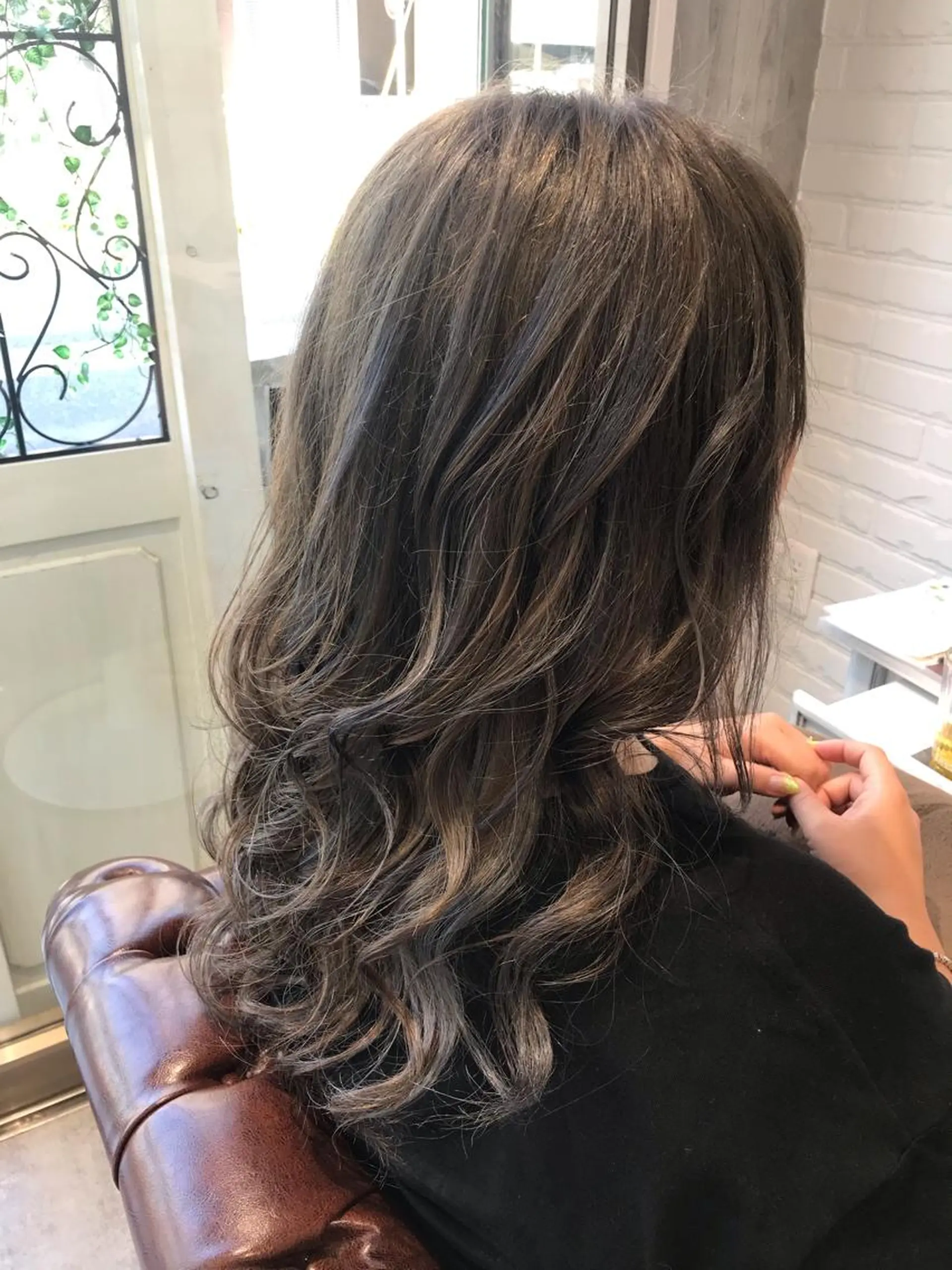 セミロング カラー グレージュ ハイライトカラー シルバー ハイライト Renatus店長 金子裕美のヘアスタイル