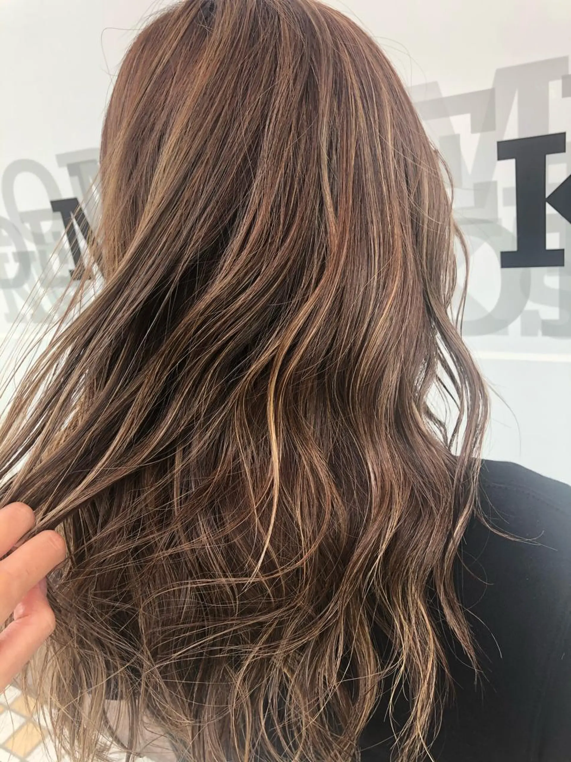 セミロング カラー アッシュ ベージュカラー ハイライトカラー ハイライト ヘアカラー トリートメント Amour なぐらのヘアスタイル