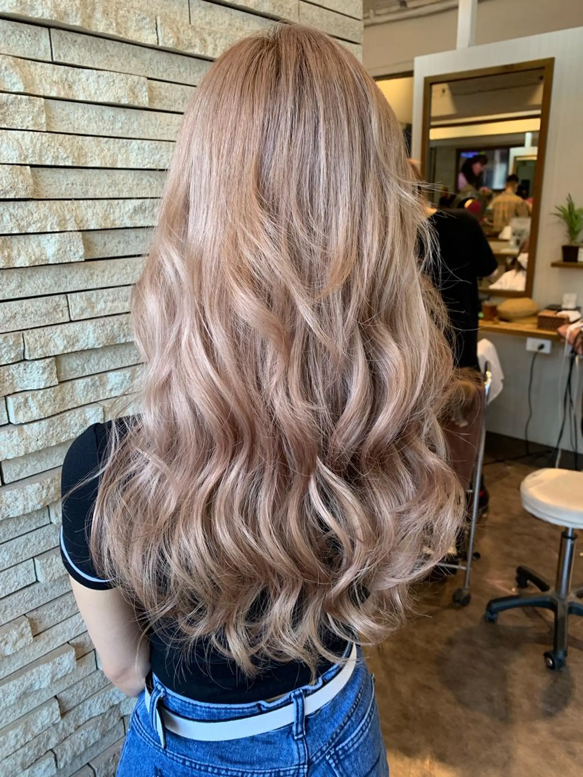 ロング カラー ベージュカラー ミルクティーベージュ ヘアカラー サロウィン千葉所属・サロウィン千葉店 Toshikiのヘアスタイル