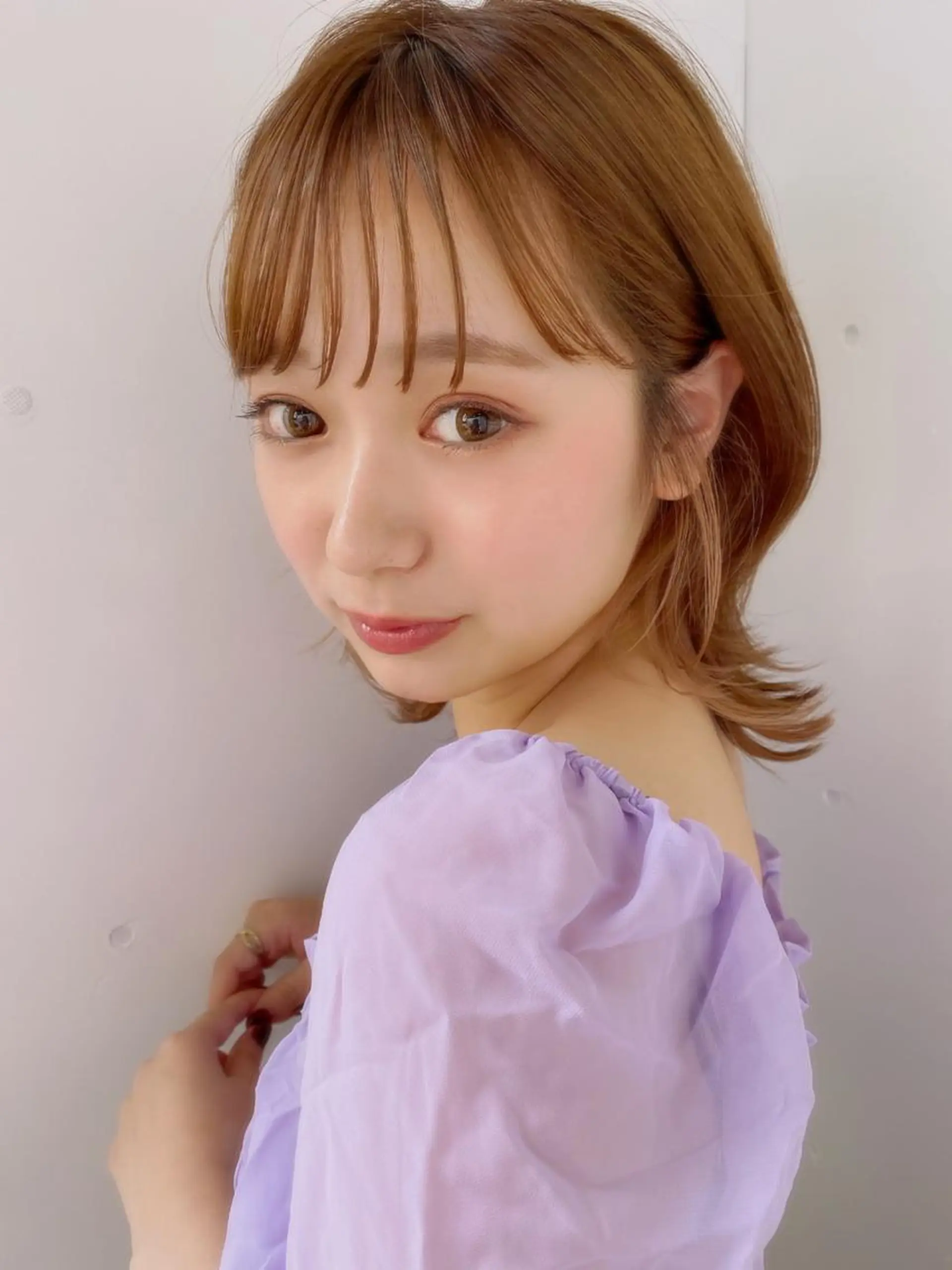ミディアム カラー ミディアムレイヤー ベージュカラー ミルクティーベージュ レイヤーカット chama レイヤーカットのヘアスタイル