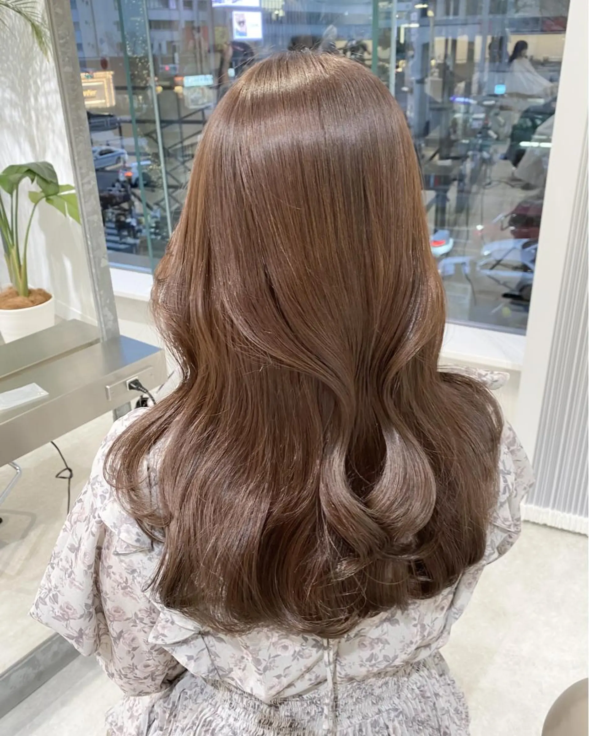 セミロング カラー ブリーチ ブラウンカラー 透明感カラー イルミナカラー ミルクティーブラウン ヘアカラー 韓国風レイヤーカット ryotaのヘアスタイル