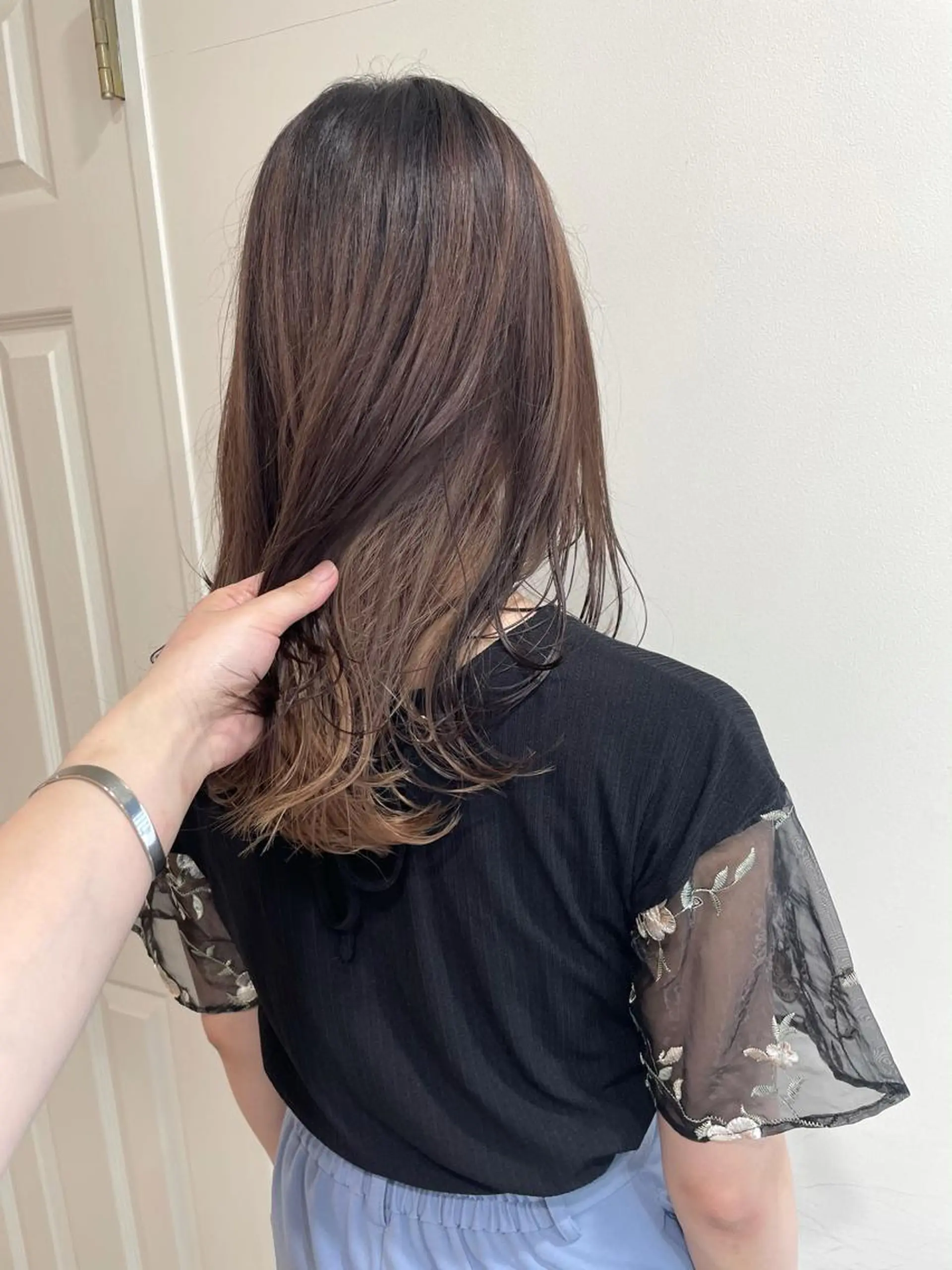 セミロング カラー ヘアカラー トリートメント MIOベージュカラー 柔らかいカラーのヘアスタイル