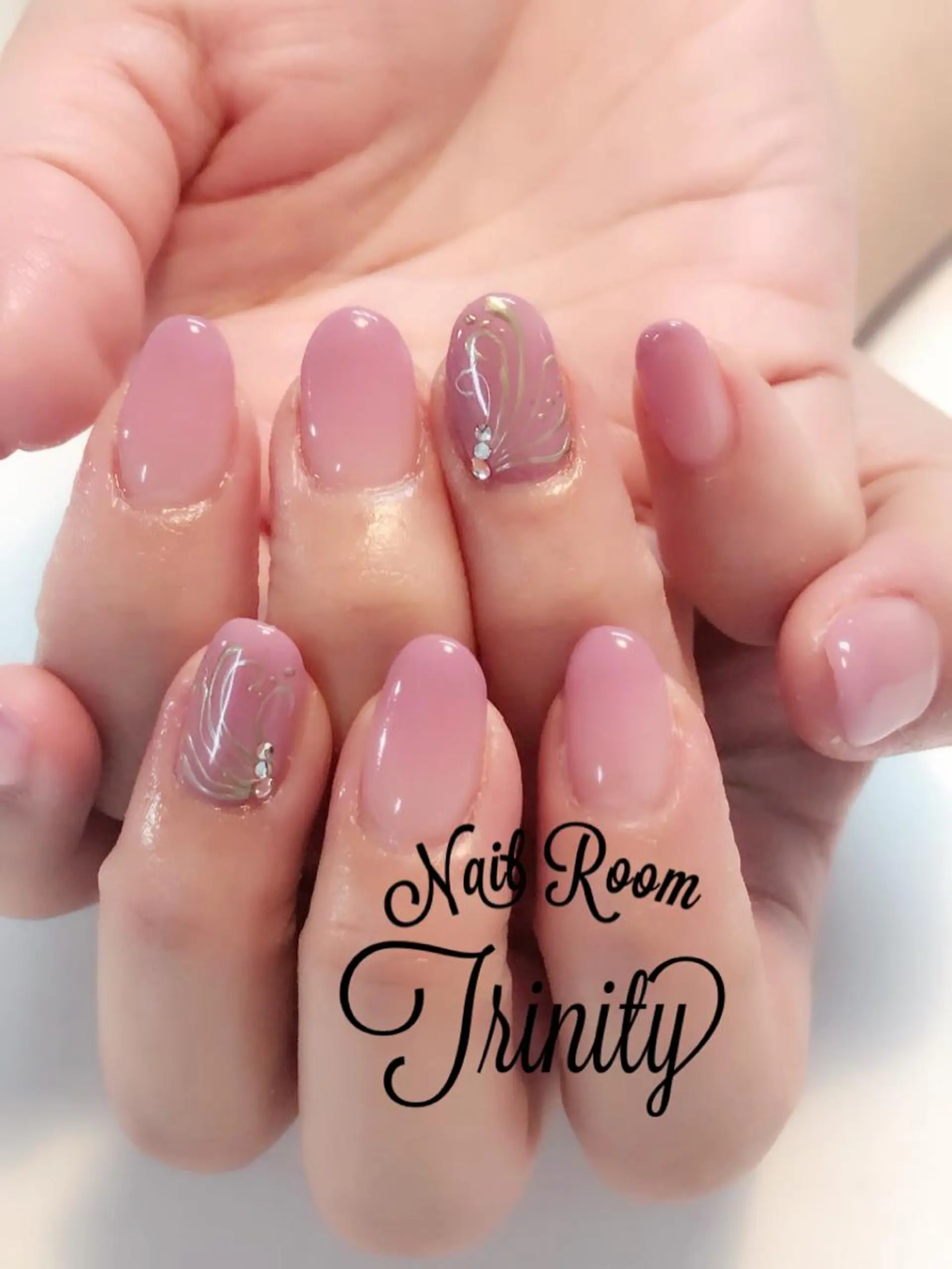 ネイル ハンドネイル Trinity ネイリストスタッフのネイルデザイン