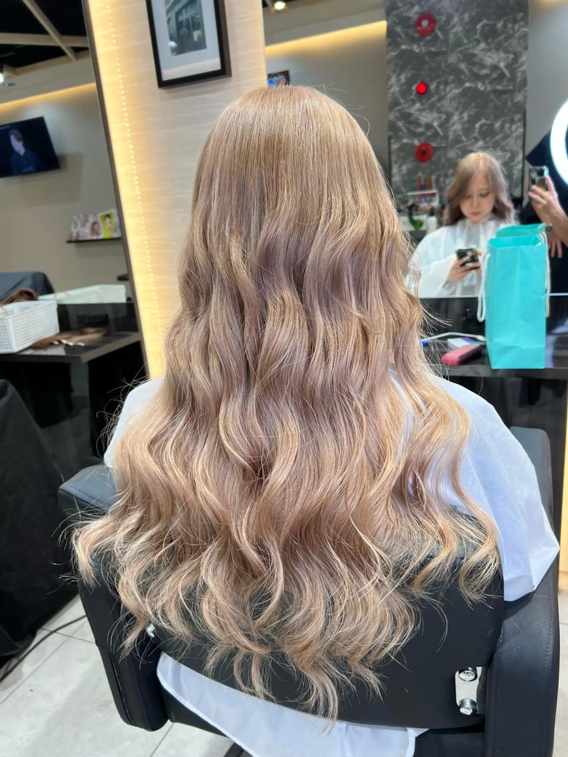 ロング カット ヘアカラー トリートメント 🌈カラー特化 ハイトーンけいと🌈のヘアスタイル