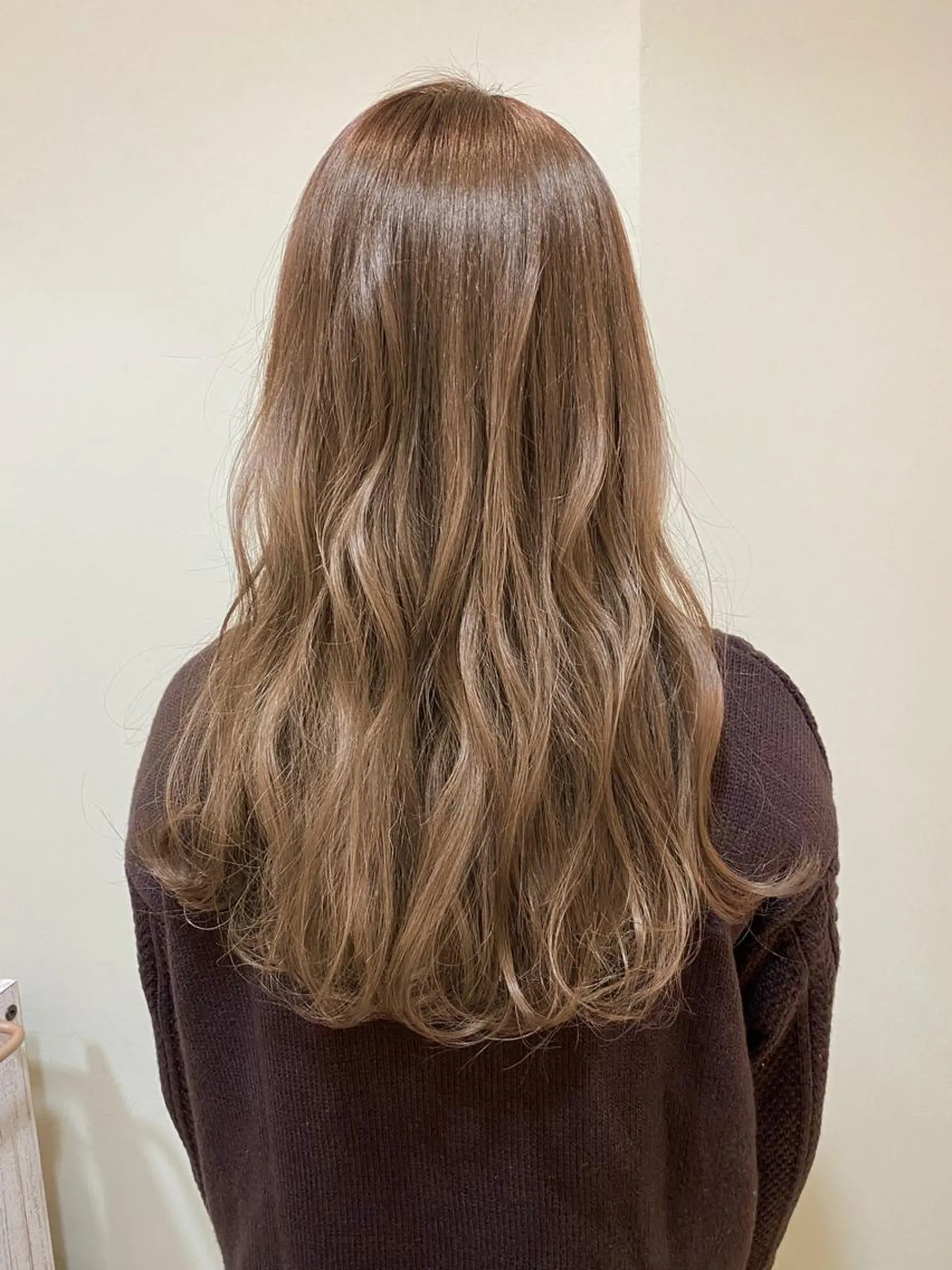 ロング カラー ベージュカラー ミルクティーベージュ ANNA ／艶髪／ハイトーンのヘアスタイル