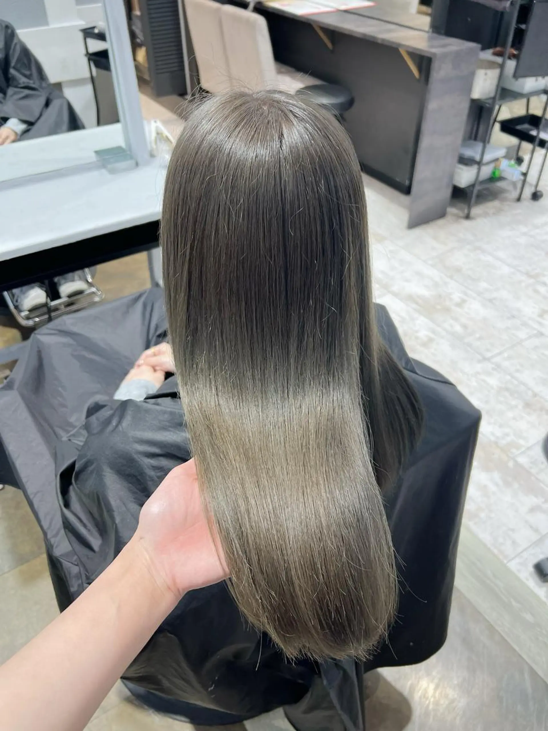 ロング ヘアカラー maya レイヤーカットのヘアスタイル