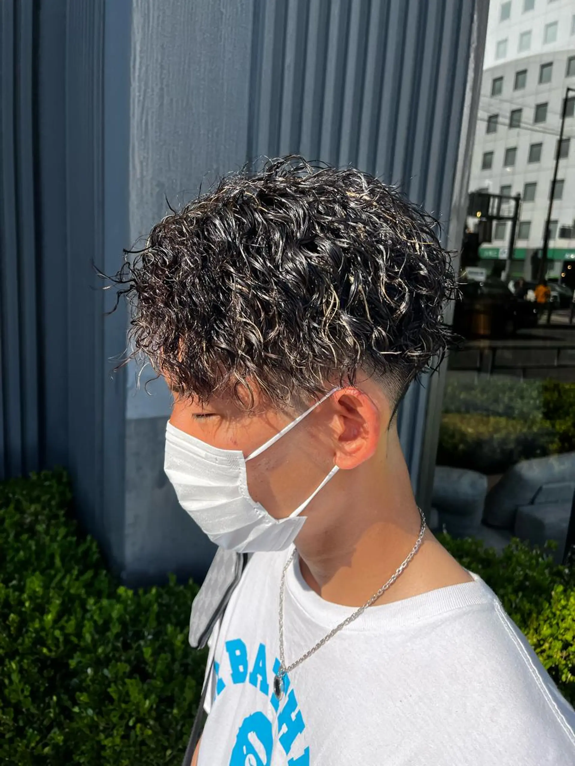 ショート カラー パーマ メンズ フェードカット メンズハイトーン メンズパーマ ハイトーンカラー &CREW スタッフのヘアスタイル