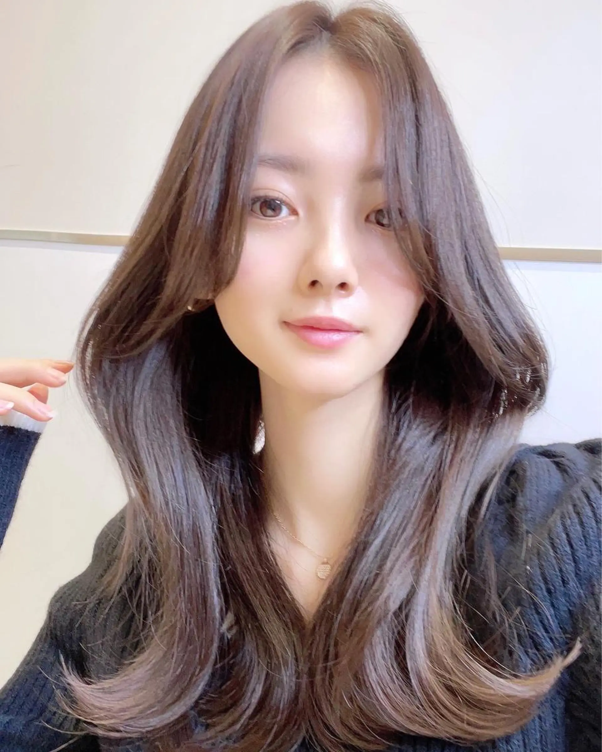 セミロング くびれヘア 顔まわりレイヤー かきあげバング ヨシンモリ 韓国風ヘア カット ヘアカラー トリートメント ボブパーマ ウルフパーマのヘアスタイル