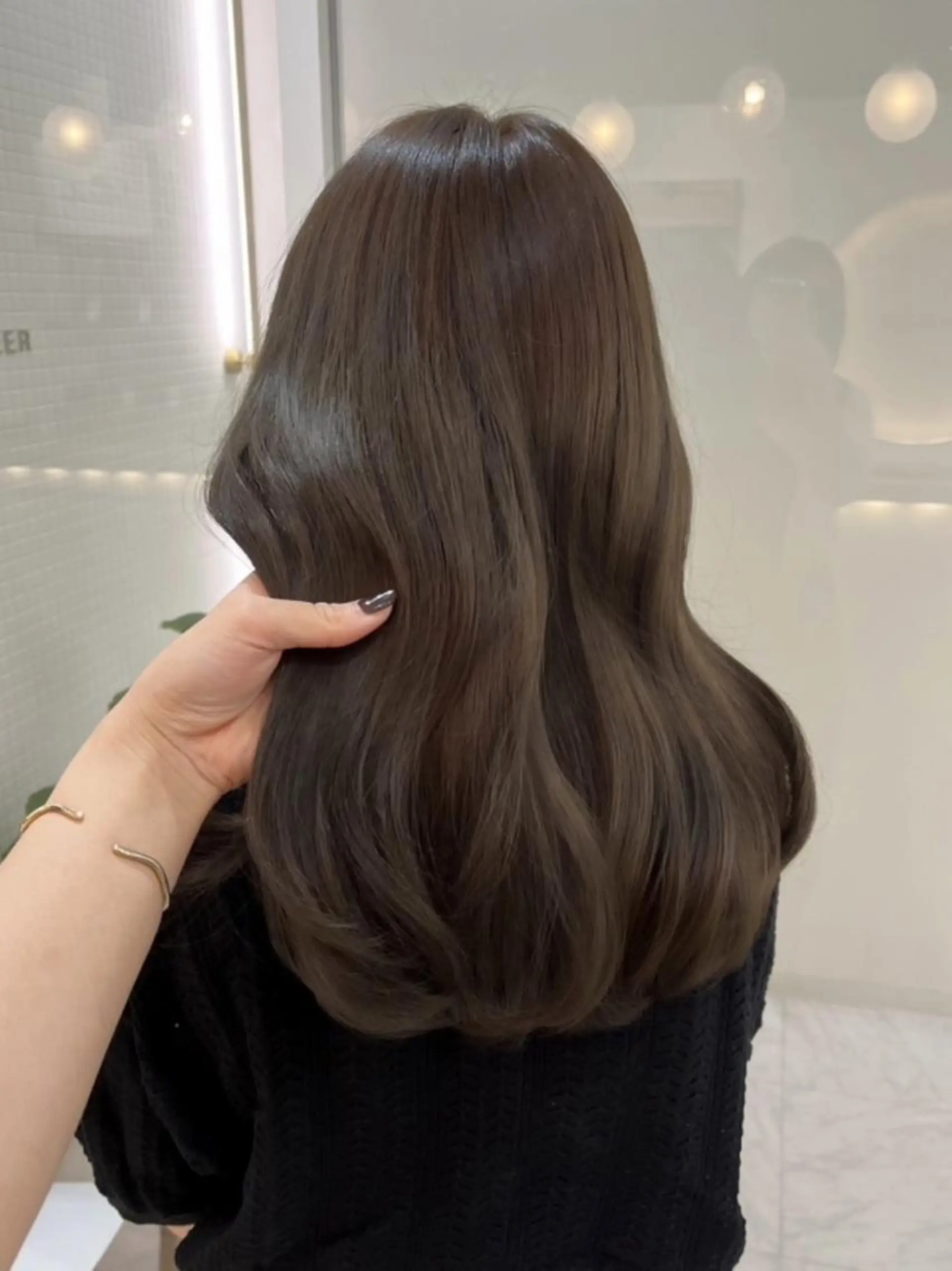 ロング カラー ブリーチ 透明感カラー ブリーチなしカラー オリーブカラー Moe モエの眉毛・アイブロウイメージ