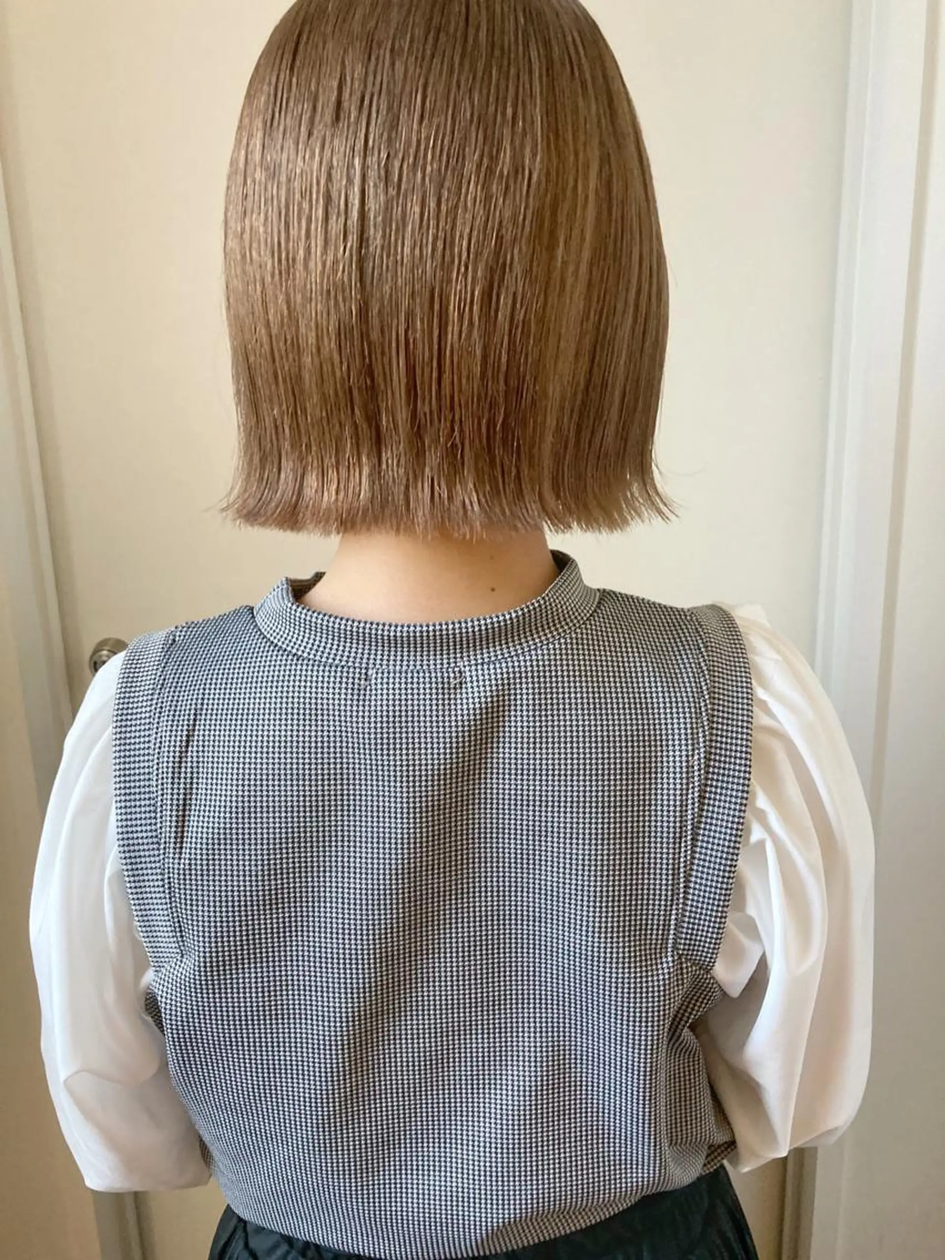 ミディアム カラー ベージュカラー ハイトーンカラー ミルクティーベージュ カット ヘアカラー トリートメント 小木曽智美 /ボブ/ショートのヘアスタイル