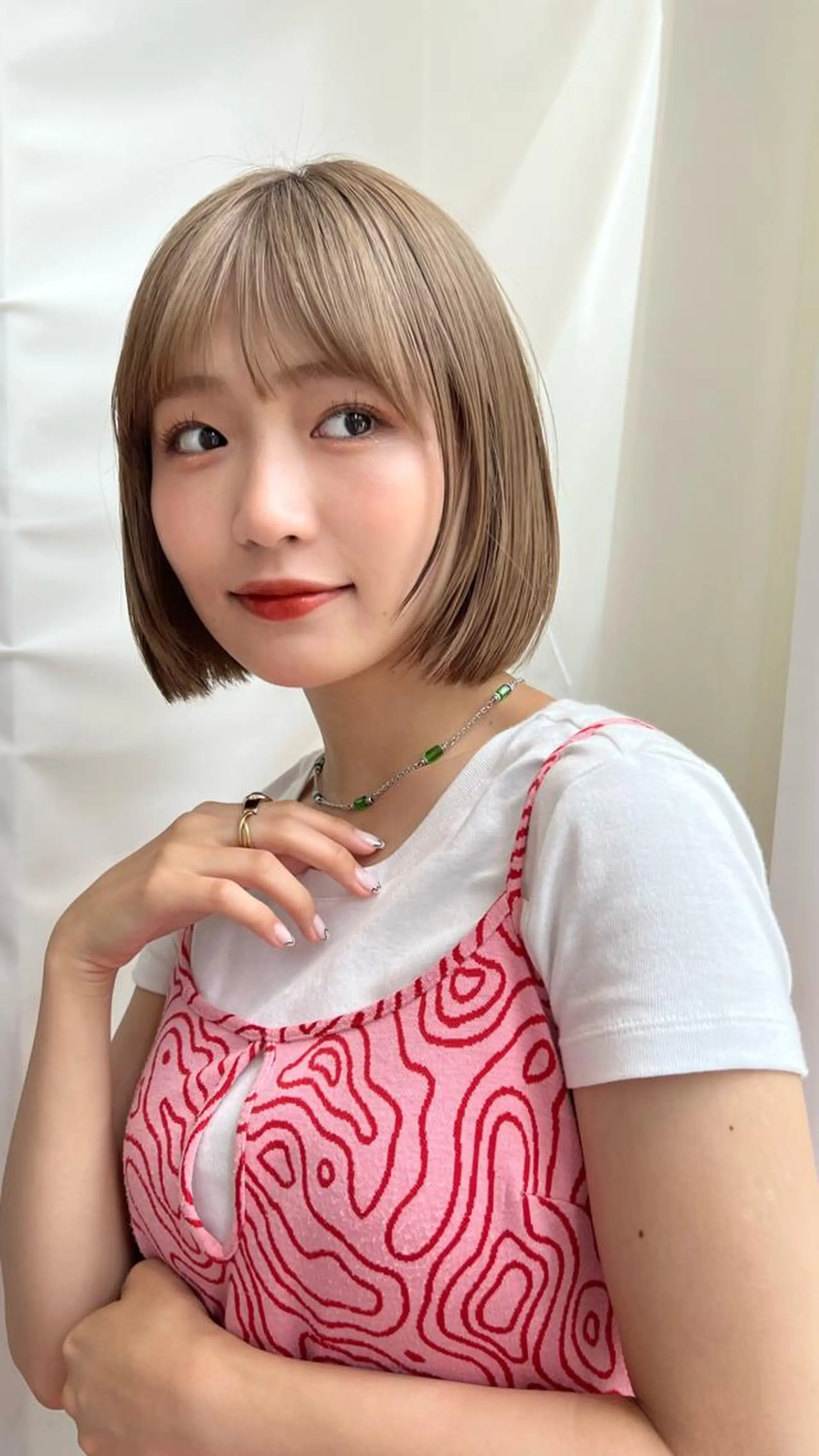 ショート カラー 切りっぱなしボブ 前下がりボブ ブリーチ グレージュ イルミナカラー カット ヘアカラー トリートメント ニュアンスレイヤー ハイトーンカラーのヘアスタイル