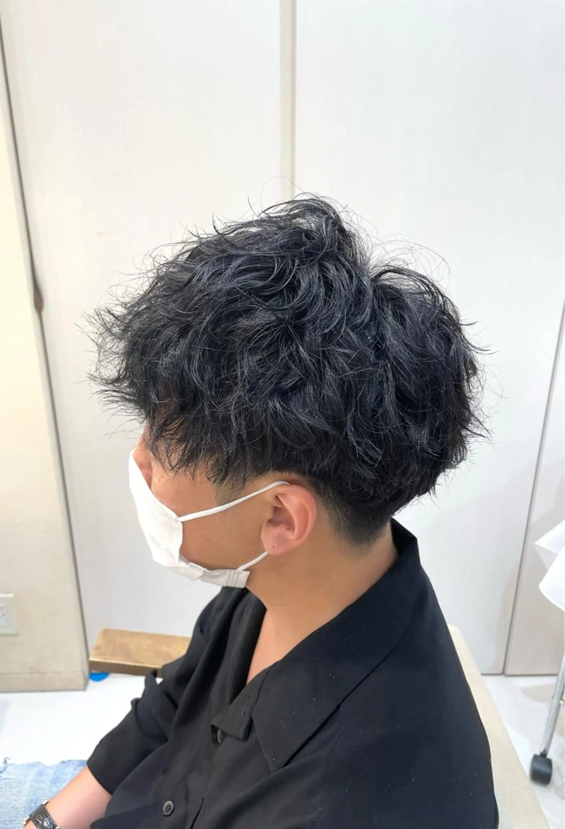 ミディアム パーマ メンズ ミディアムパーマ メンズブリーチ メンズパーマ くせ毛 スパイラルパーマ メンズ曲がる縮毛矯正 /本厚木/駅近3分のヘアスタイル