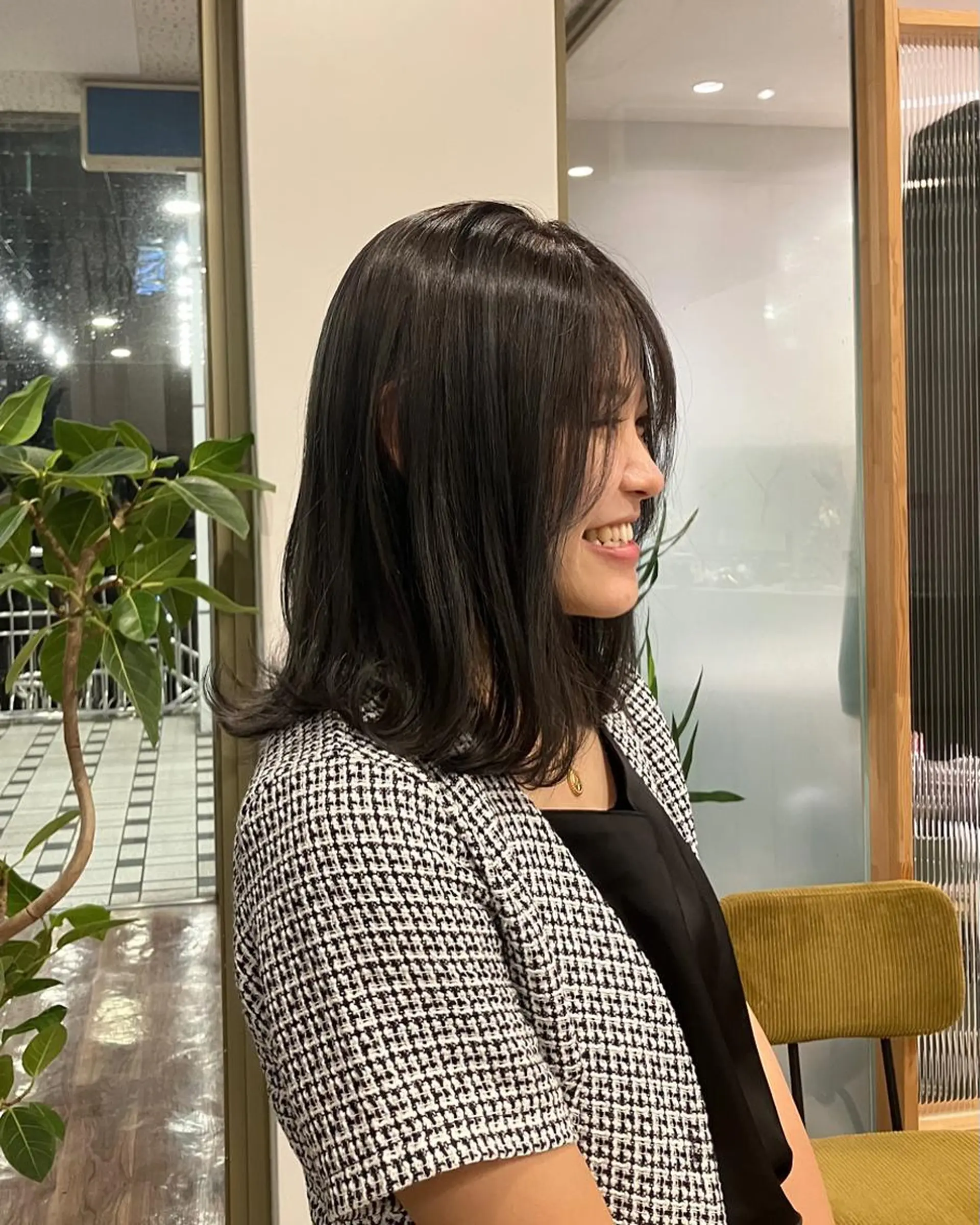 ミディアム アッシュ ハイライト 平松 里穗のヘアスタイル