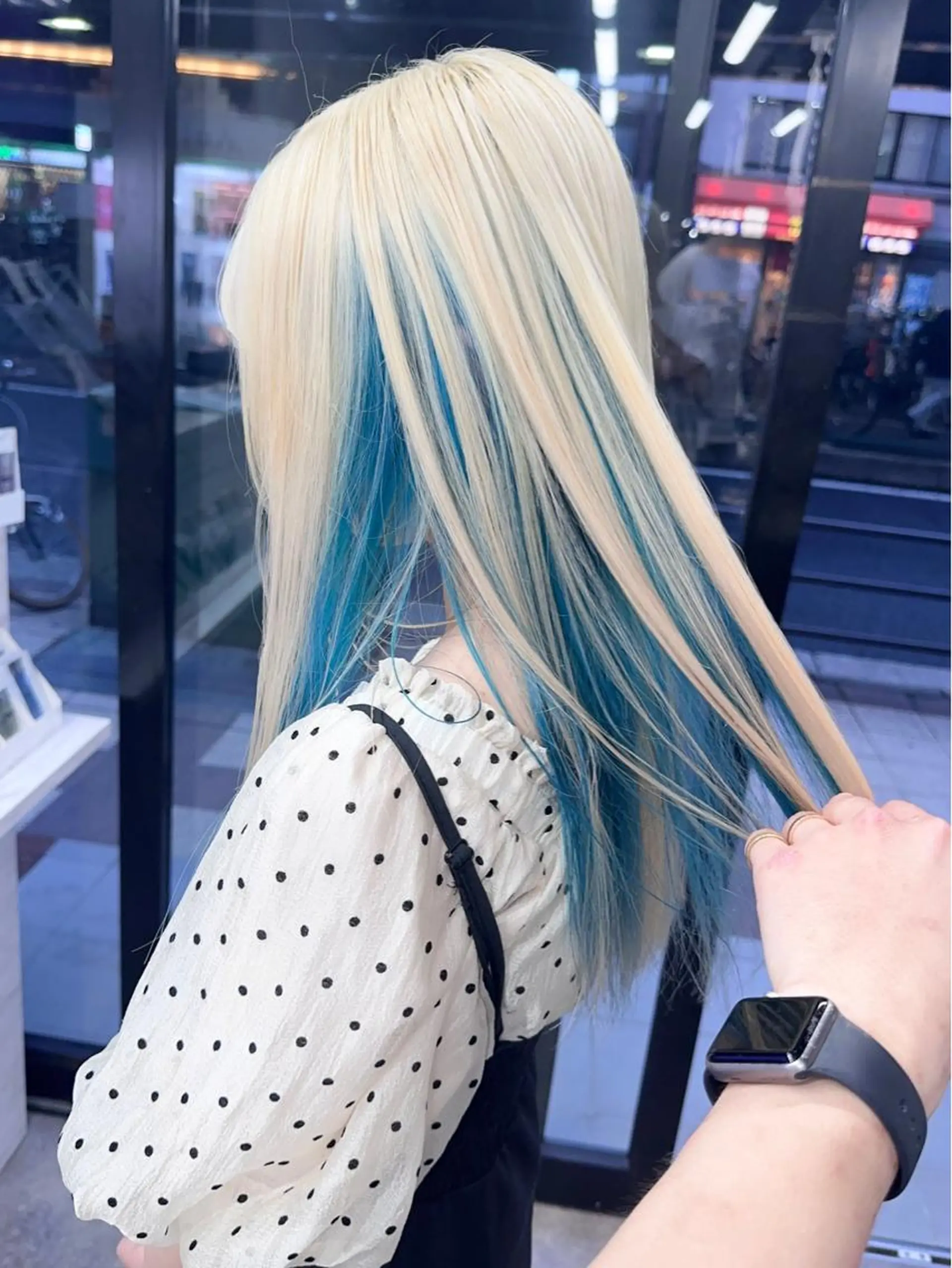 ロング 前髪カット🩶レイヤ ー🩶ハイトーン🩶のヘアスタイル