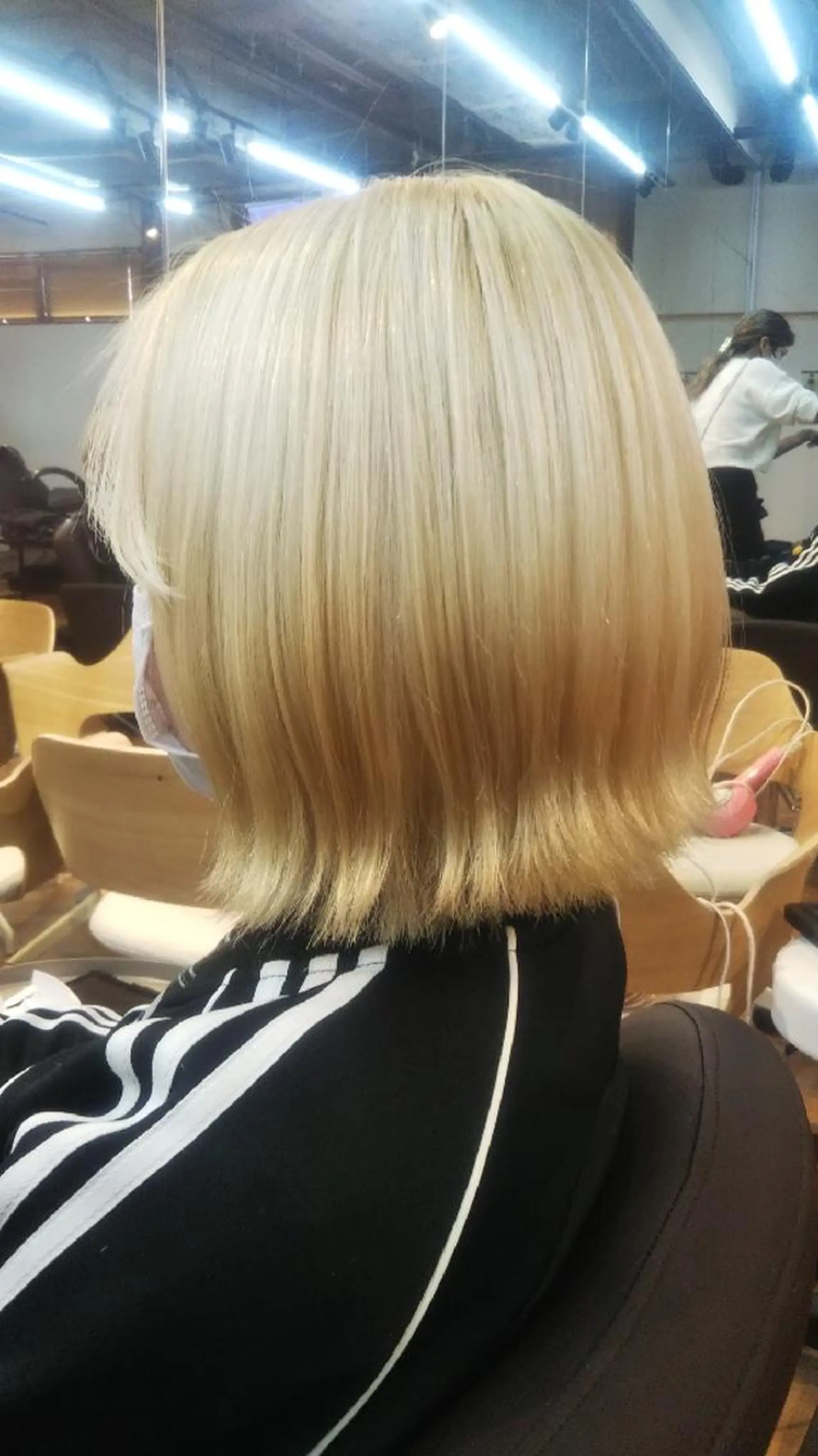 ショート カラー ブリーチ 抜きっぱなしブロンド 久村 奈菜のヘアスタイル