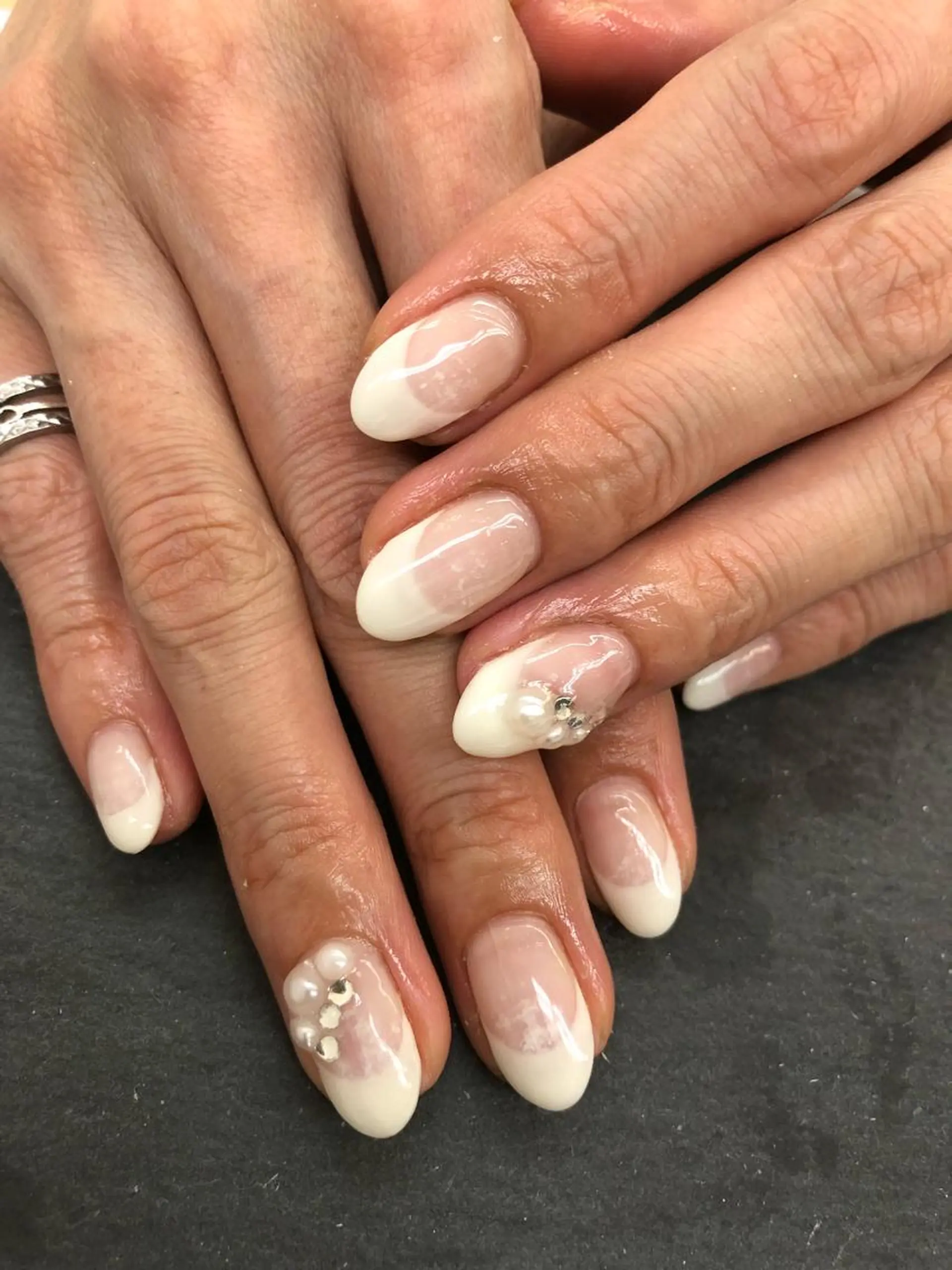 ネイル フレンチネイル ストーンネイル esNail&eye イーズネイル＆アイのネイルデザイン